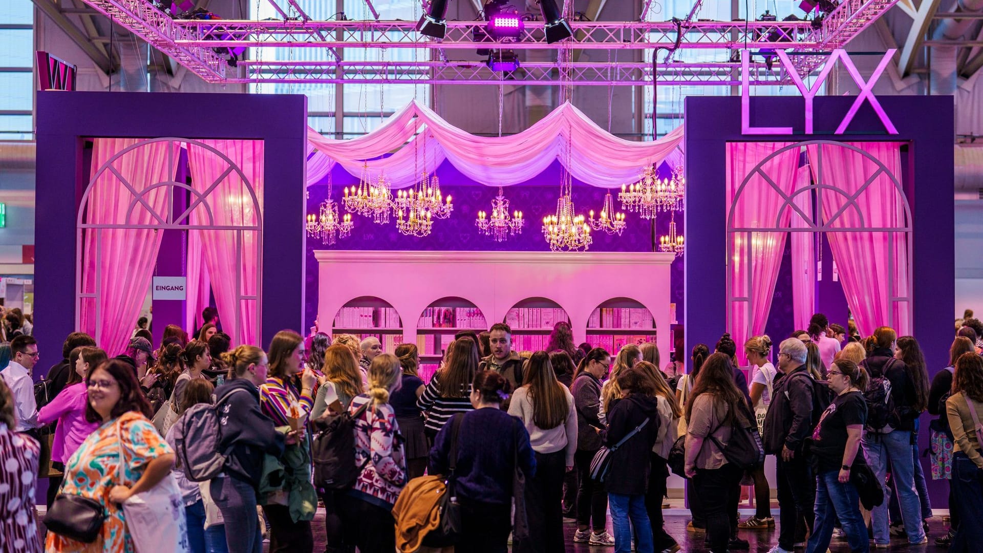 Fachbesucher stehen am Messestand des „LYX“ Verlags an. Der Verlag „LYX“ , spezialisiert auf New Adult und Romance Literatur auf der Frankfurter Buchmesse. Fachbesucher stehen am Messestand des „LYX“ Verlags an. Der Verlag „LYX“ , spezialisiert auf New Adult und Romance Literatur auf der Frankfurter Buchmesse.