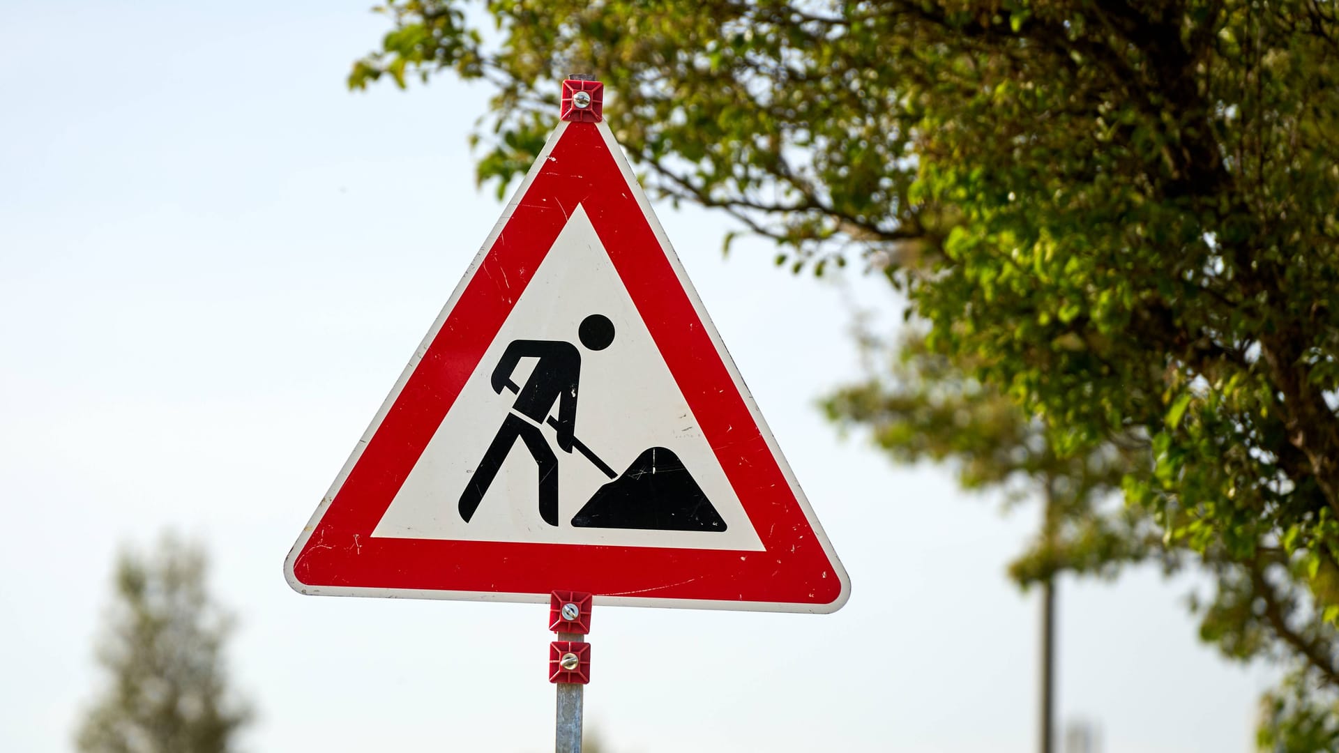 Warnschild weist auf Baustelle hin (Symbolfoto): Im Östlichen Ringgebiet von Braunschweig stehen Bauarbeiten an.