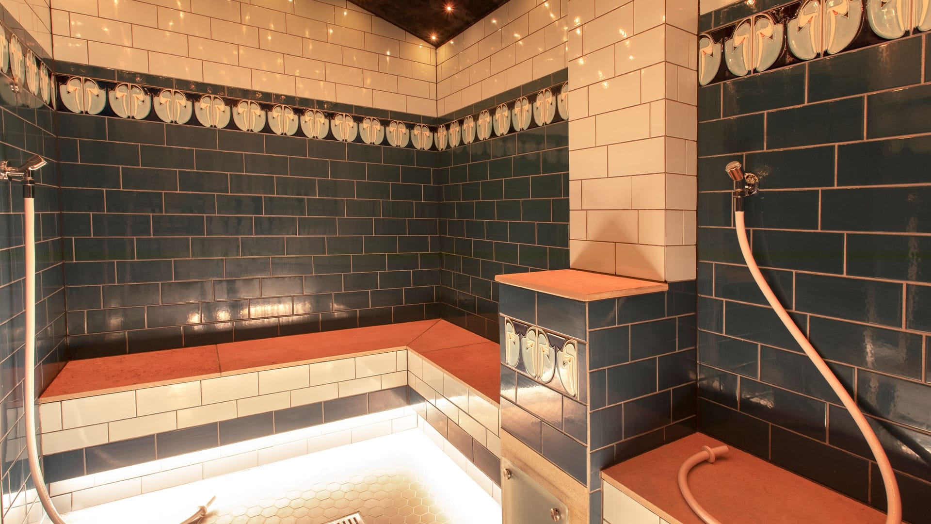 Das Dampfbad ist mit historischen Kacheln verziert. Das Dampfbad ist mit historischen Kacheln verziert.