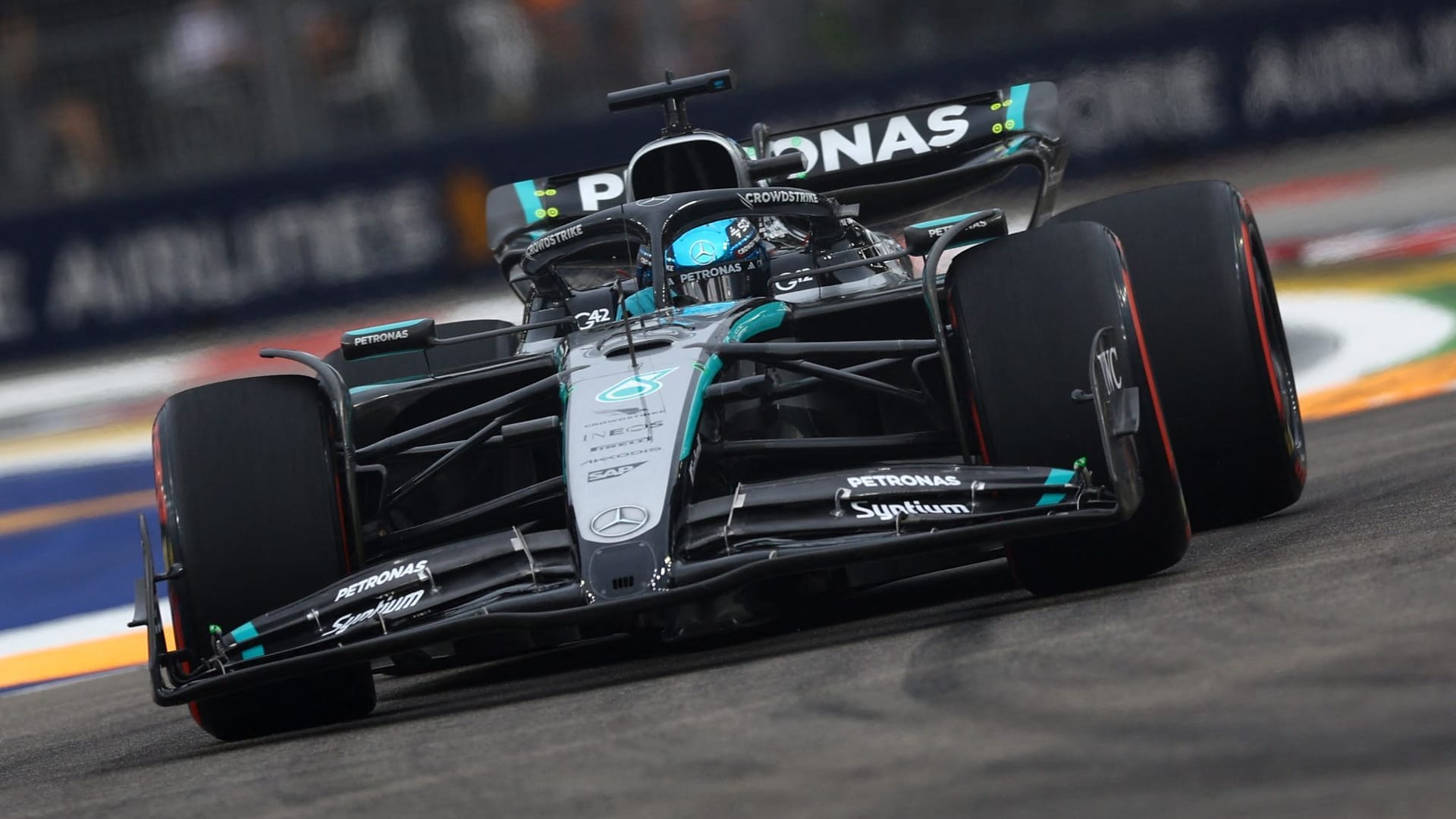 Vorneweg: Mercedes-Pilot George Russell im Qualifying zum Großen Preis von Singapur. Vorneweg: Mercedes-Pilot George Russell im Qualifying zum Großen Preis von Singapur.