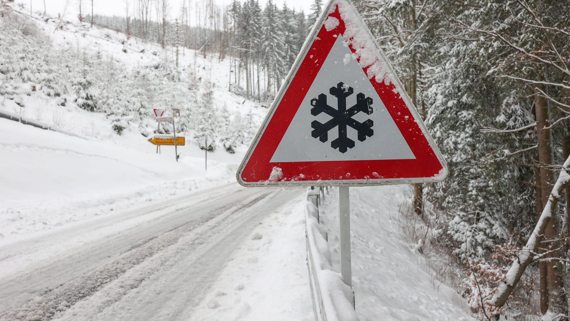 Ein Schild warnt vor Schnee auf der Straße (Symbolbild): In Nordrhein-Westfalen könnte bald der erste Schnee des Herbstes fallen. Es drohen glatte Straßen. Ein Schild warnt vor Schnee auf der Straße (Symbolbild): In Nordrhein-Westfalen könnte bald der erste Schnee des Herbstes fallen. Es drohen glatte Straßen.