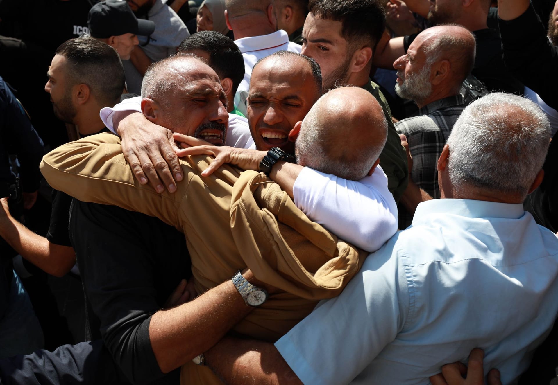 Freigelassene Palästinenser begrüßen ihre Angehörigen. Freigelassene Palästinenser begrüßen ihre Angehörigen.