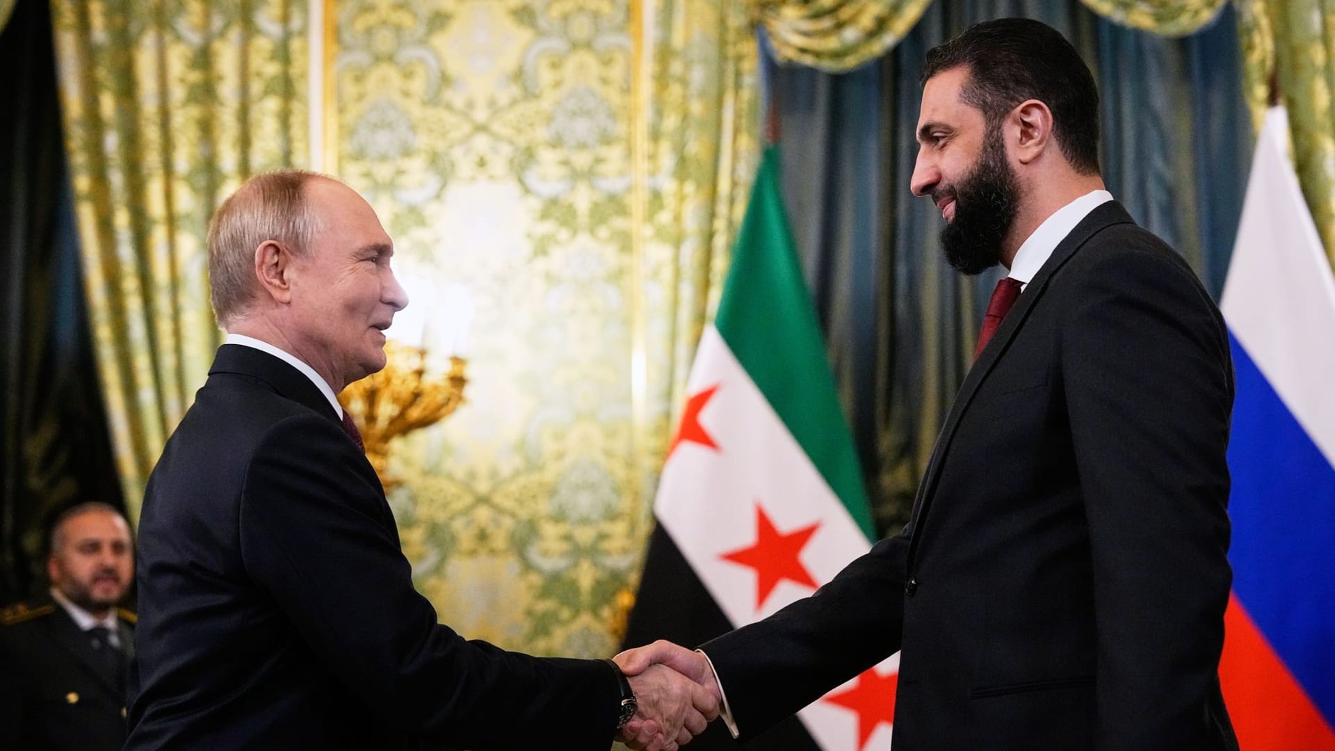 Moskau: Der russische Präsident Wladimir Putin und der syrische Übergangspräsident Ahmed al-Scharaa geben sich während ihres Treffens im Kreml die Hand. Moskau: Der russische Präsident Wladimir Putin und der syrische Übergangspräsident Ahmed al-Scharaa geben sich während ihres Treffens im Kreml die Hand.
