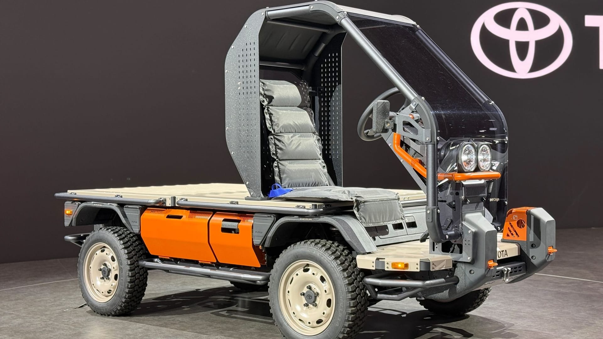 Fahrzeug aus dem Baukasten: Der IMV Origin von Toyota ist nur ein Grundgerüst und kann von den Kunden individuell auf- und ausgebaut werden. Fahrzeug aus dem Baukasten: Der IMV Origin von Toyota ist nur ein Grundgerüst und kann von den Kunden individuell auf- und ausgebaut werden.