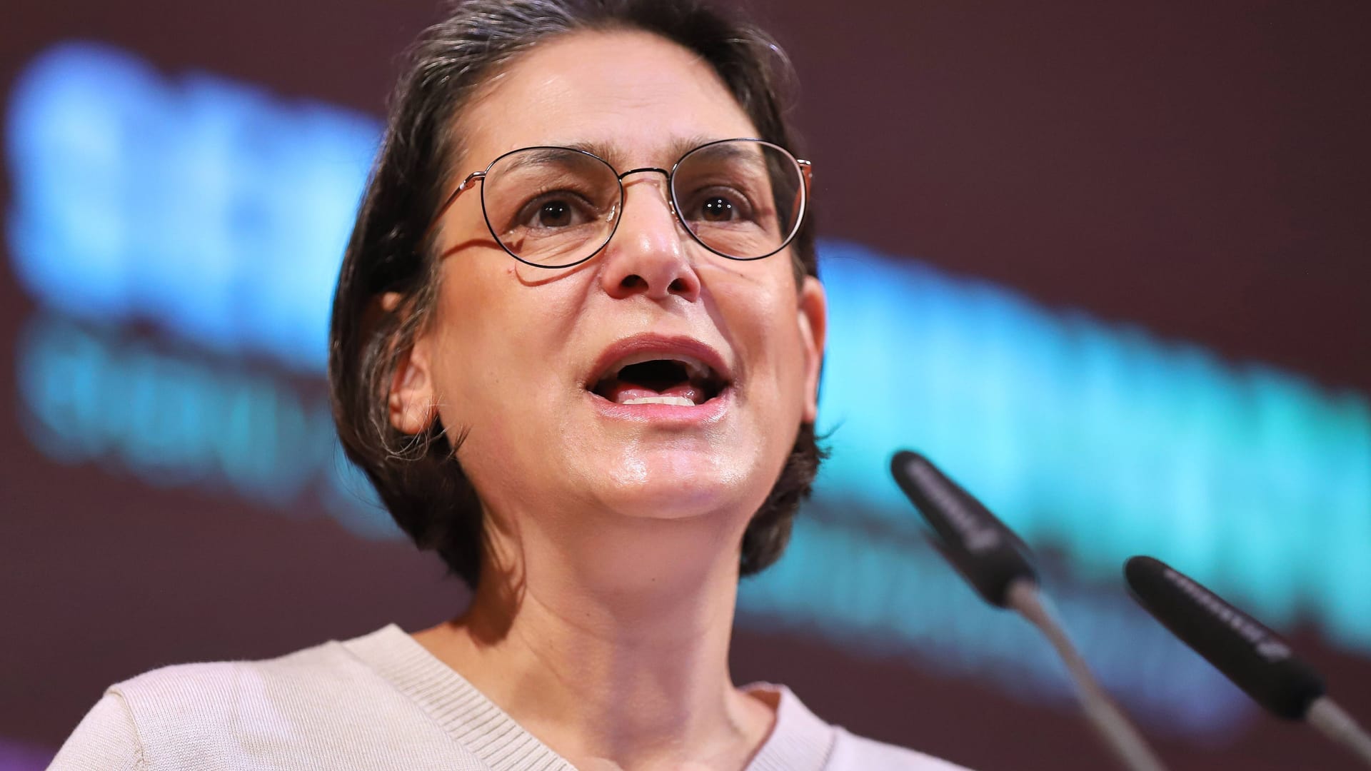 Serpil Midyatli: Die SPD-Politiker berichtet über ihre Erfahrungen mit Rassismus. Serpil Midyatli: Die SPD-Politiker berichtet über ihre Erfahrungen mit Rassismus.