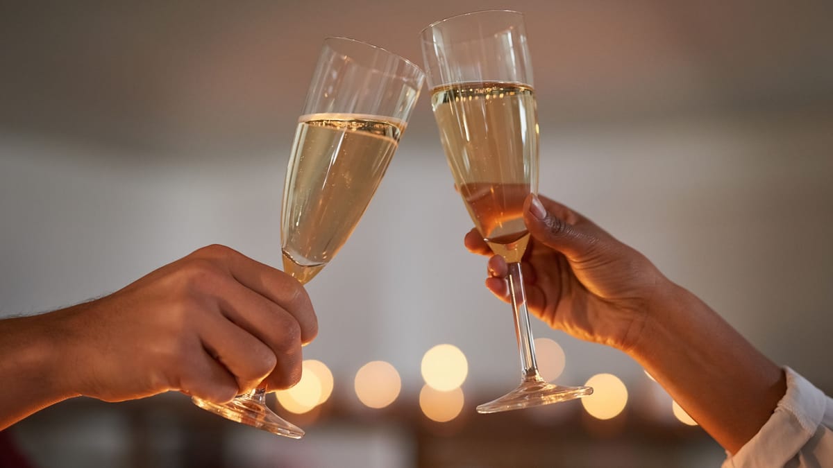 In die Augen schauen beim Anstoßen: Woher das Ritual kommt