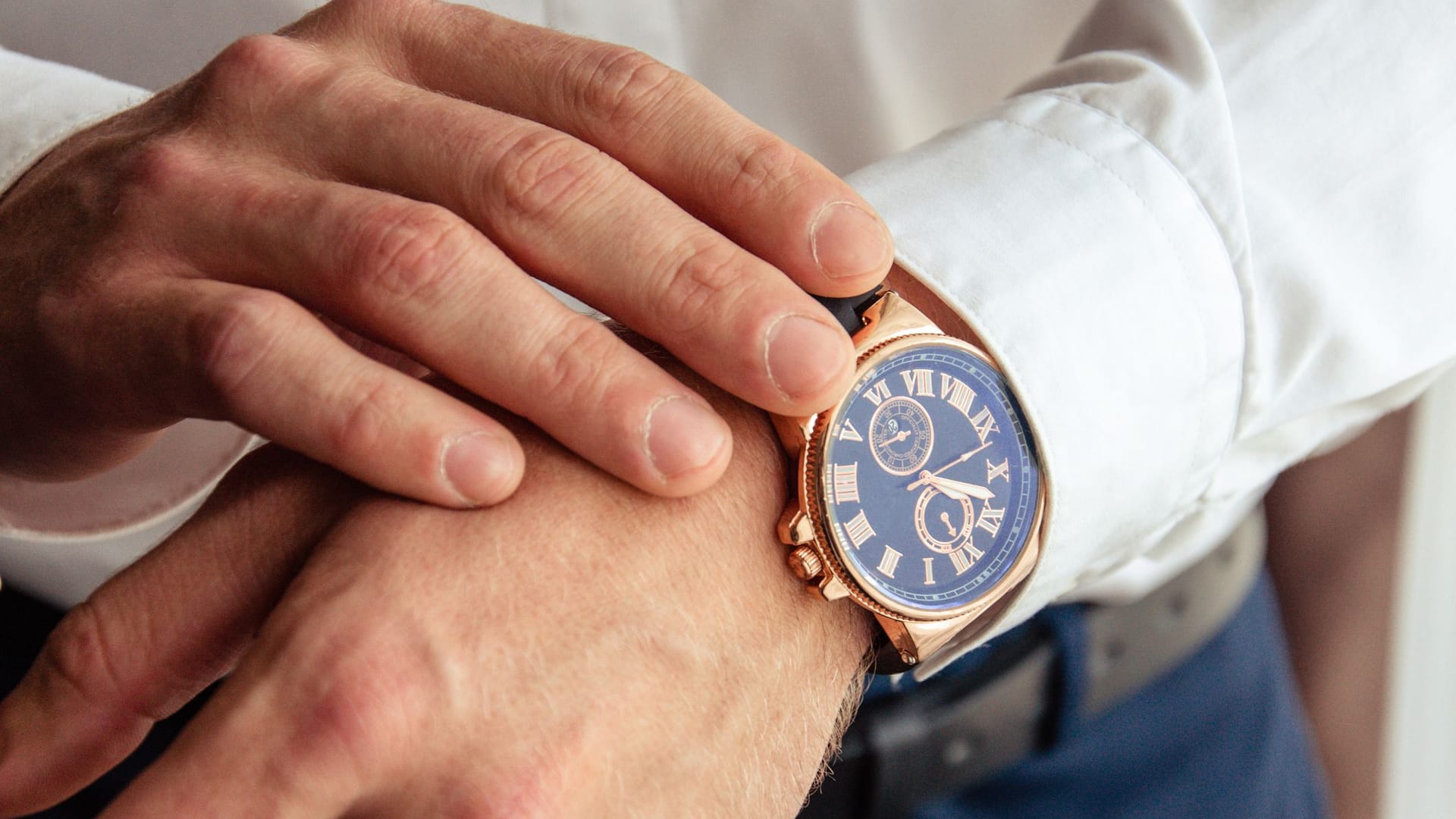 Ein Mann trägt eine teure Uhr (Symbolbild): Wer reich ist, wird für Banken interessanter. Ein Mann trägt eine teure Uhr (Symbolbild): Wer reich ist, wird für Banken interessanter.