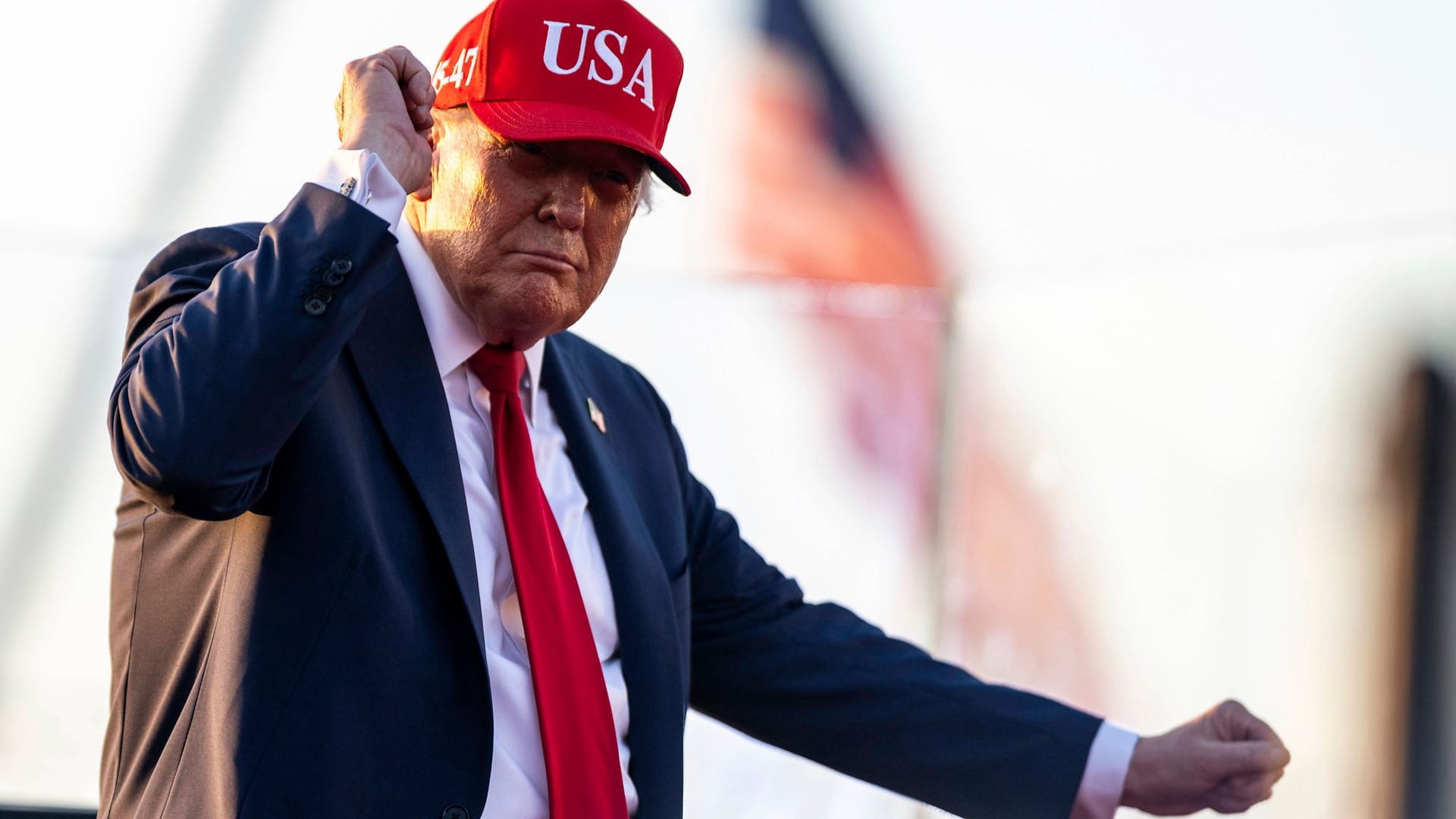 Donald Trump tanzt auf einer Veranstaltung zum Unabhängigkeitstag der USA (Archivbild): Der US-Präsident hat sich laut seinem Leibarzt einem umfassenden Gesundheitscheck unterzogen. Donald Trump tanzt auf einer Veranstaltung zum Unabhängigkeitstag der USA (Archivbild): Der US-Präsident hat sich laut seinem Leibarzt einem umfassenden Gesundheitscheck unterzogen.