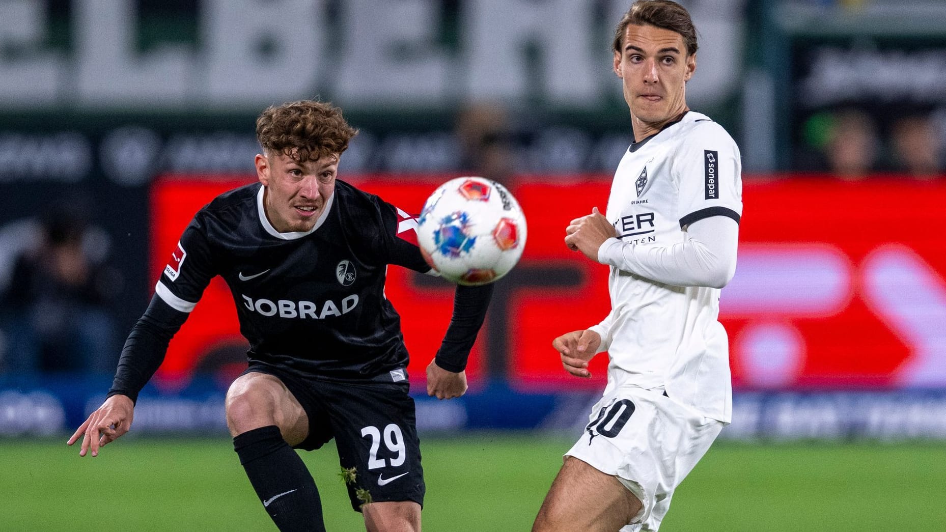 Philipp Treu (SC Freiburg, l.) und Florian Neuhaus (Bor. Mönchengladbach) kämpfen um den Ball.