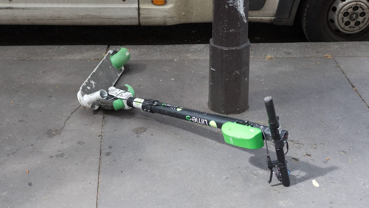 V Buxtehudeju vozilo avtošole hudo poškodovalo 13-letnico na e-skiroju