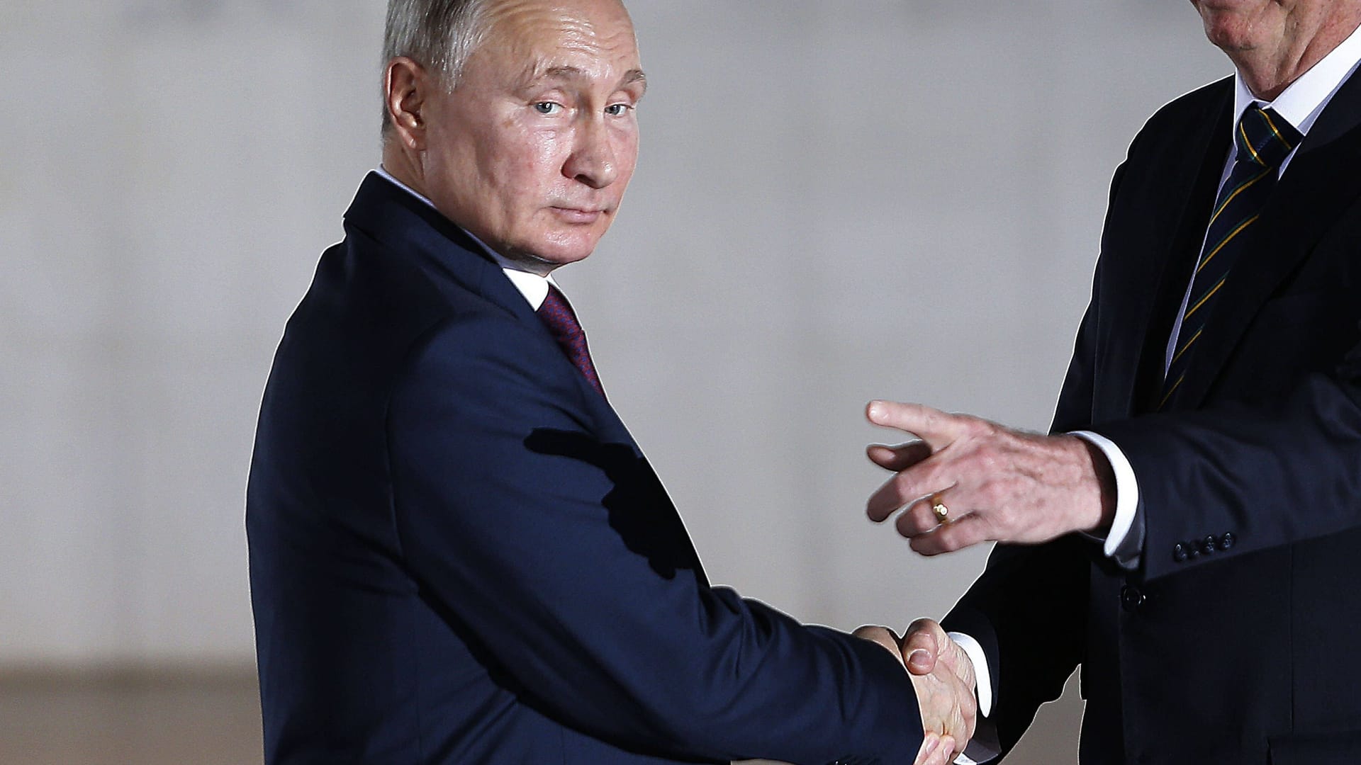 Politiker und Wirtschaftsleute ließen sich von Putin einspannen.