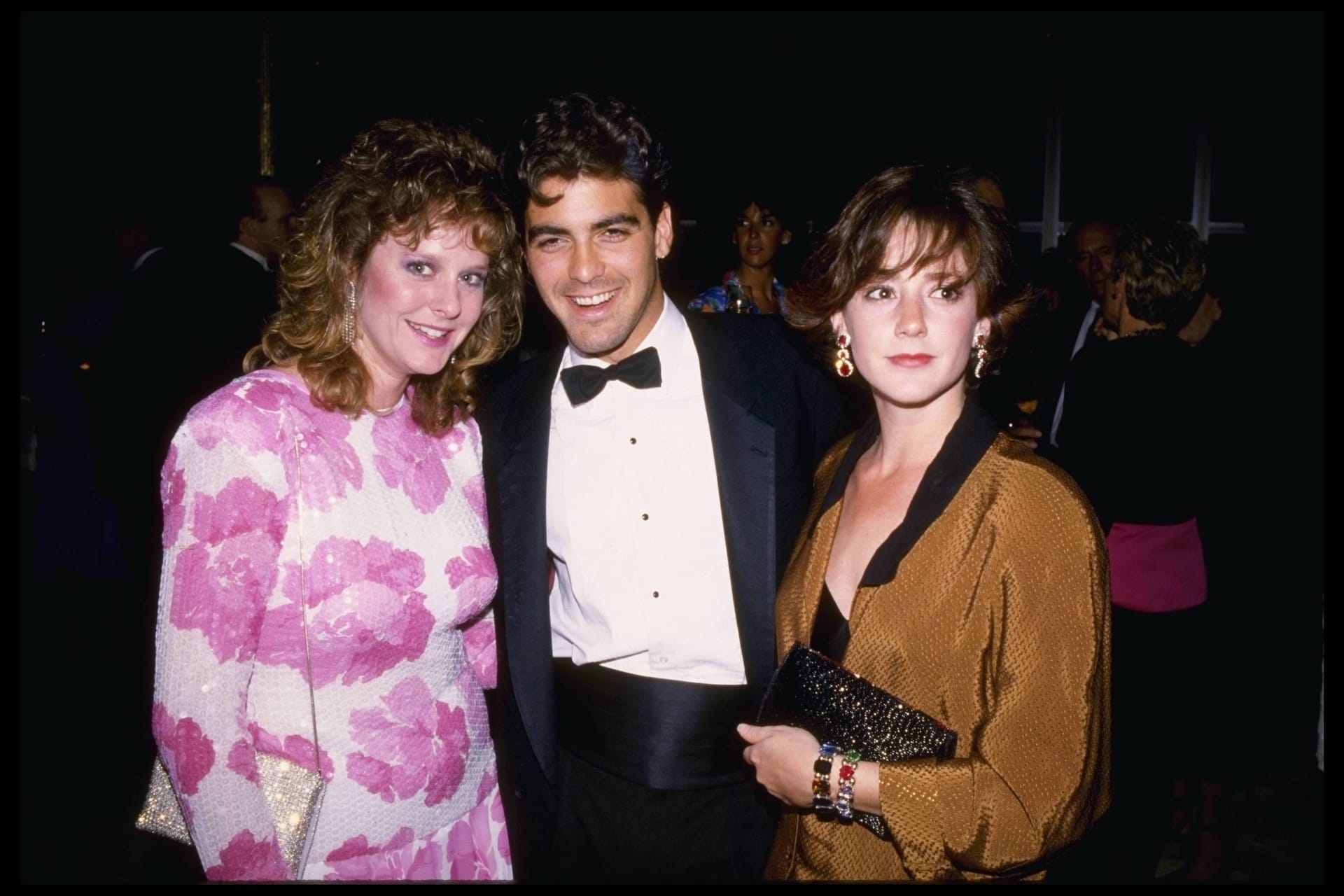 April 1986: George Clooney und seine damalige Ehefrau Talia Balsam rechts neben ihm. April 1986: George Clooney und seine damalige Ehefrau Talia Balsam rechts neben ihm.