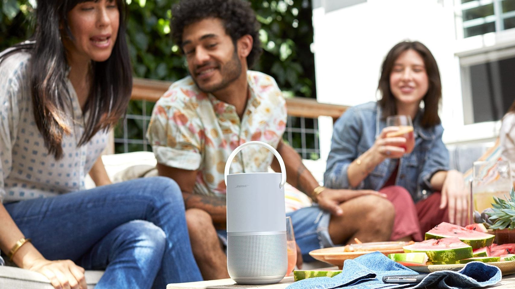 Im Bose Portable Smart Speaker sind der Google Assistant und Amazon Alexa bereits integriert. Im Bose Portable Smart Speaker sind der Google Assistant und Amazon Alexa bereits integriert.