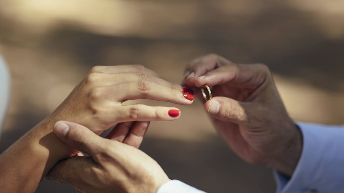 Hochzeit endet im Eklat: Bräutigam betrügt Braut noch während der Feier