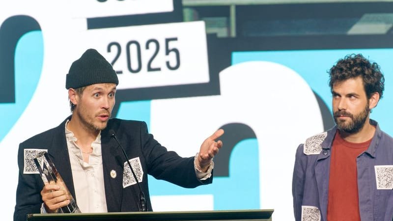 Die Autoren Hans Block (l.), Moritz Riesewieck (r.) lassen bei Verleihung der Grimme-Online-Awards ihren Preis auf der Bühne stehen. Die Autoren Hans Block (l.), Moritz Riesewieck (r.) lassen bei Verleihung der Grimme-Online-Awards ihren Preis auf der Bühne stehen.