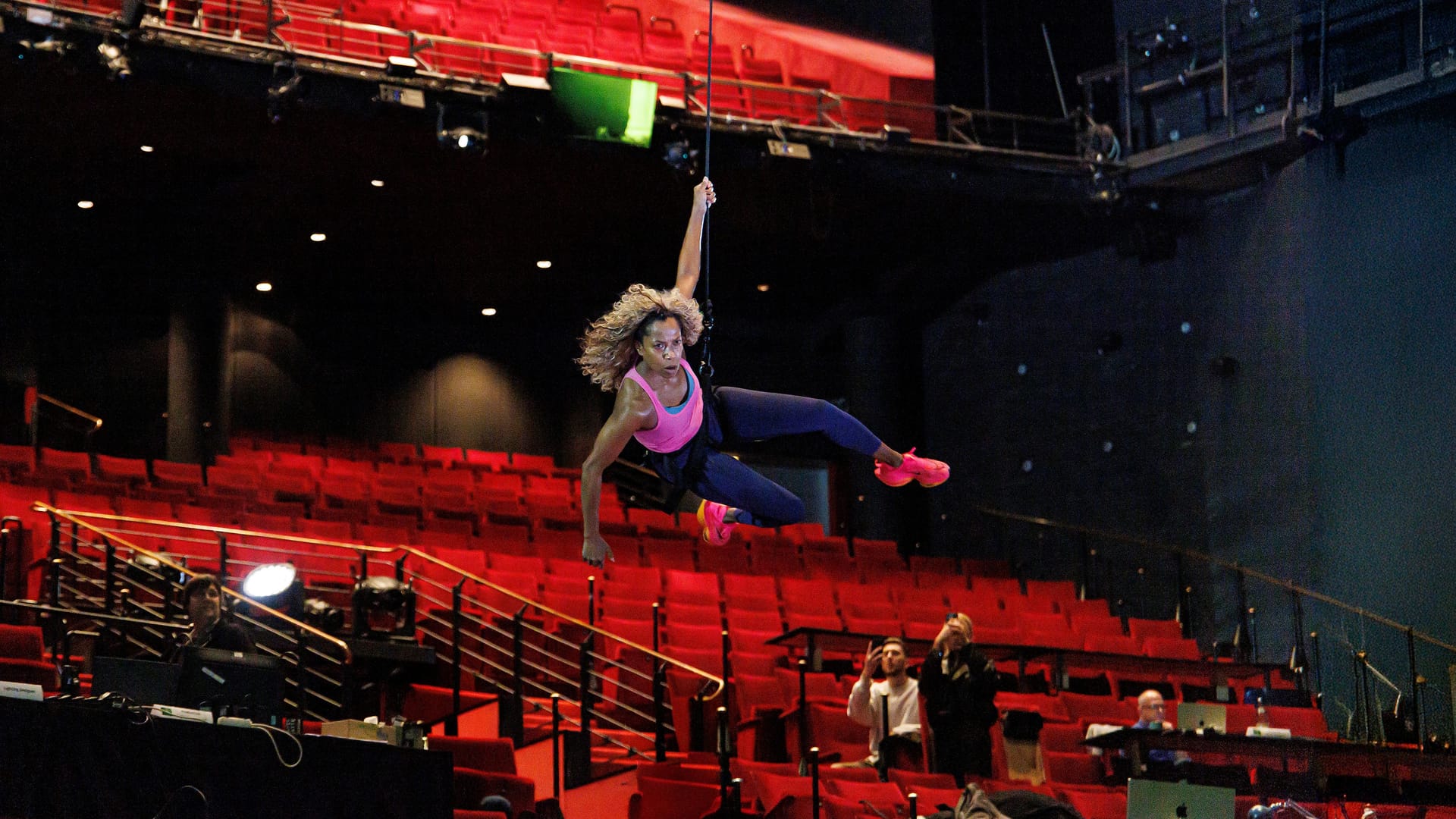 Angela Phillips fliegt am Mittwoch durch den leeren Publikumssaal der Stage Theaters Neue Flora.