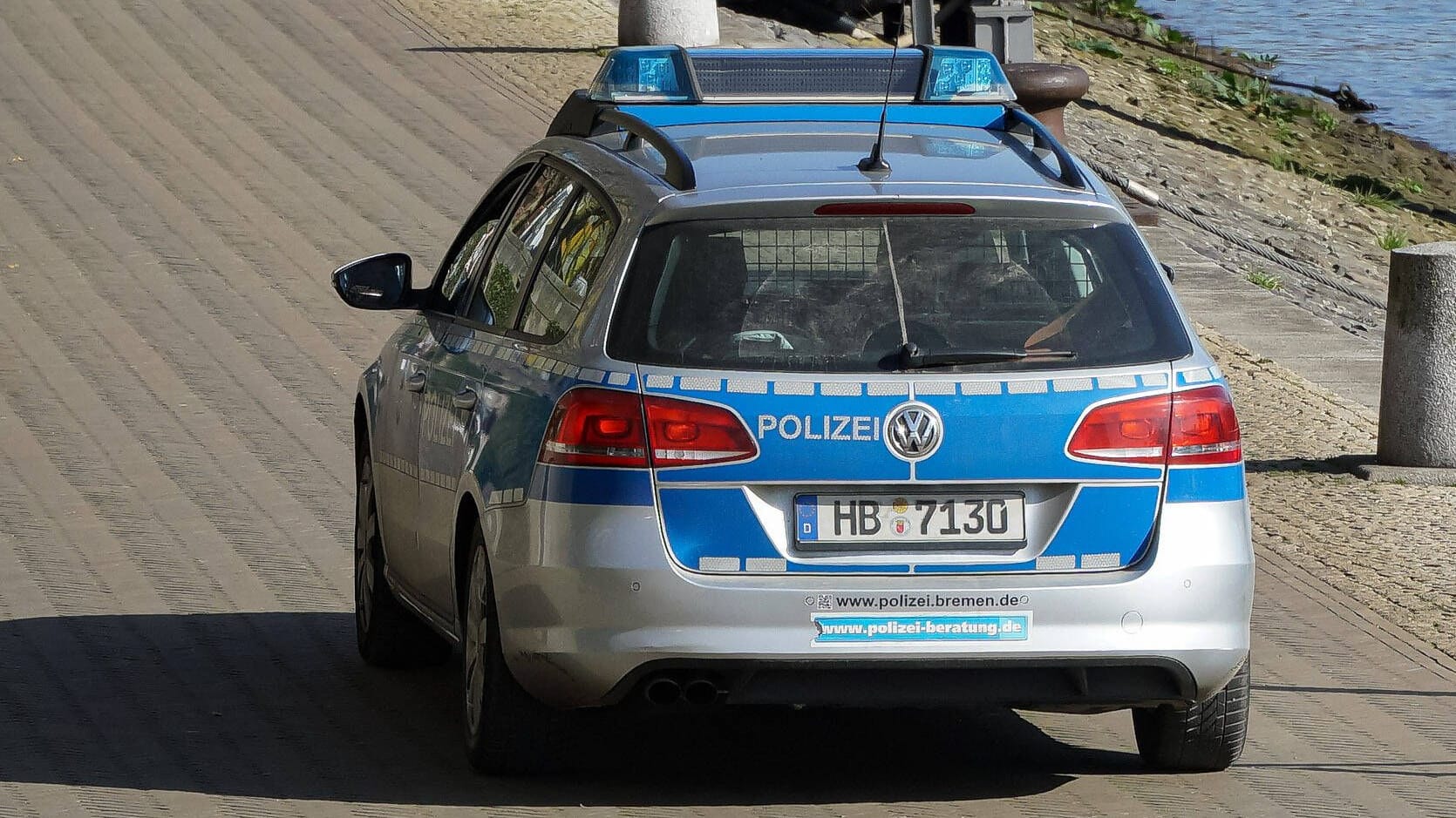 Ein Fahrzeug der Bremer Polizei im Einsatz (Symbolbild): Ein Autofahrer soll in Bremerhaven absichtlich einen Fußgänger angefahren haben. Ein Fahrzeug der Bremer Polizei im Einsatz (Symbolbild): Ein Autofahrer soll in Bremerhaven absichtlich einen Fußgänger angefahren haben.