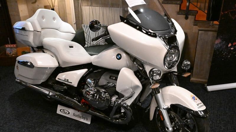 Ein Motorrad 2024 BMW R 18 Transcontinental, unterschrieben von Papst Leo XIV am September 2025, ist im Drivers & Business Club ausgestellt. Ein Motorrad 2024 BMW R 18 Transcontinental, unterschrieben von Papst Leo XIV am September 2025, ist im Drivers & Business Club ausgestellt.