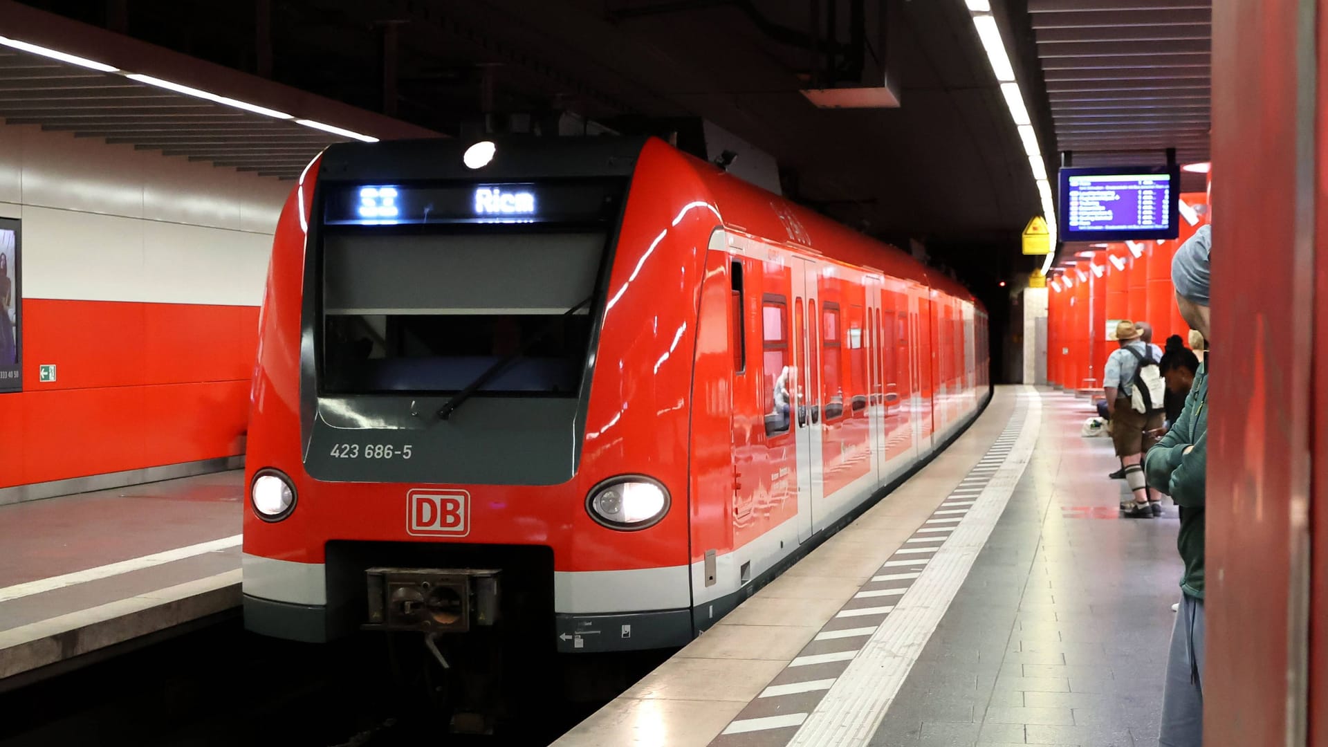 Eine S-Bahn fährt im Münchner Hauptbahnhof ein (Archivbild): Wegen des Einsatzes fahren die Züge durch. Eine S-Bahn fährt im Münchner Hauptbahnhof ein (Archivbild): Wegen des Einsatzes fahren die Züge durch.