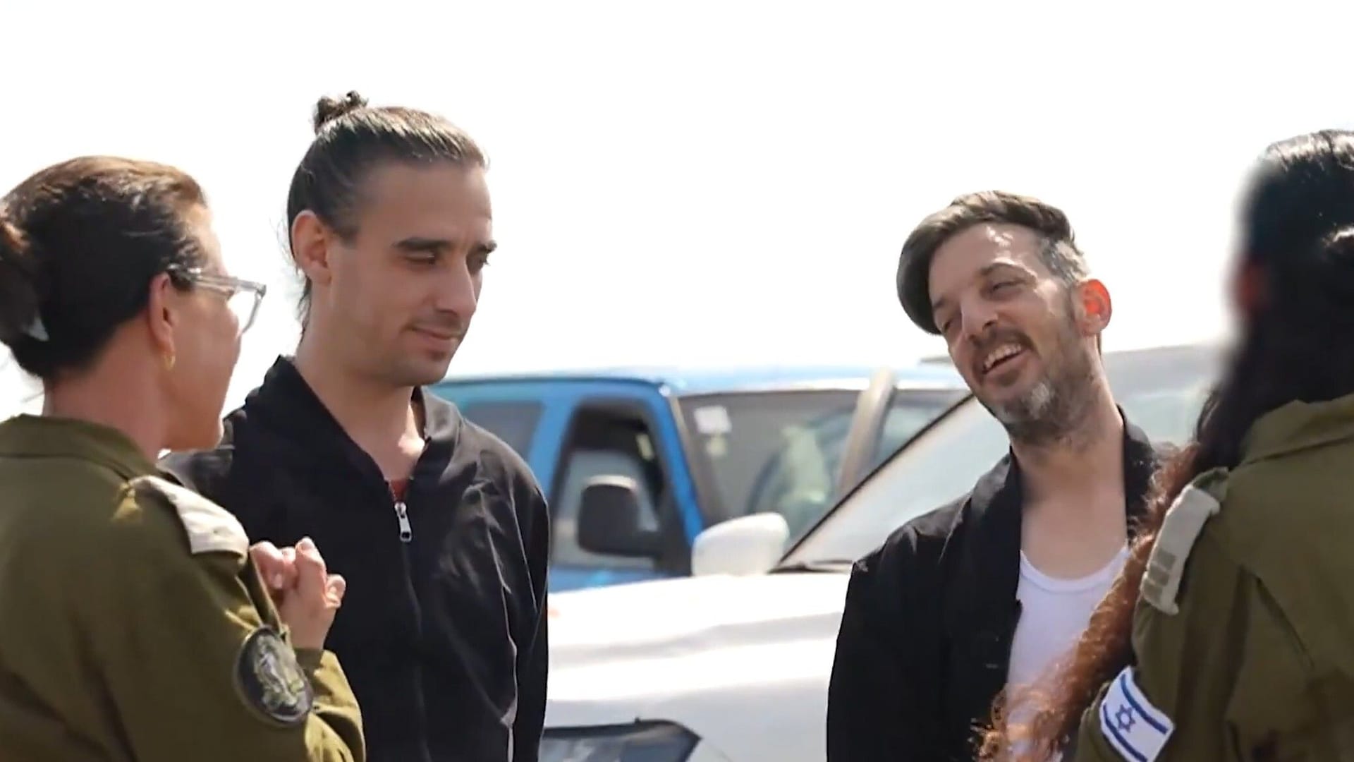 Ariel und David Cunio nach ihrer Freilassung auf einer Militärbasis. Ariel und David Cunio nach ihrer Freilassung auf einer Militärbasis.