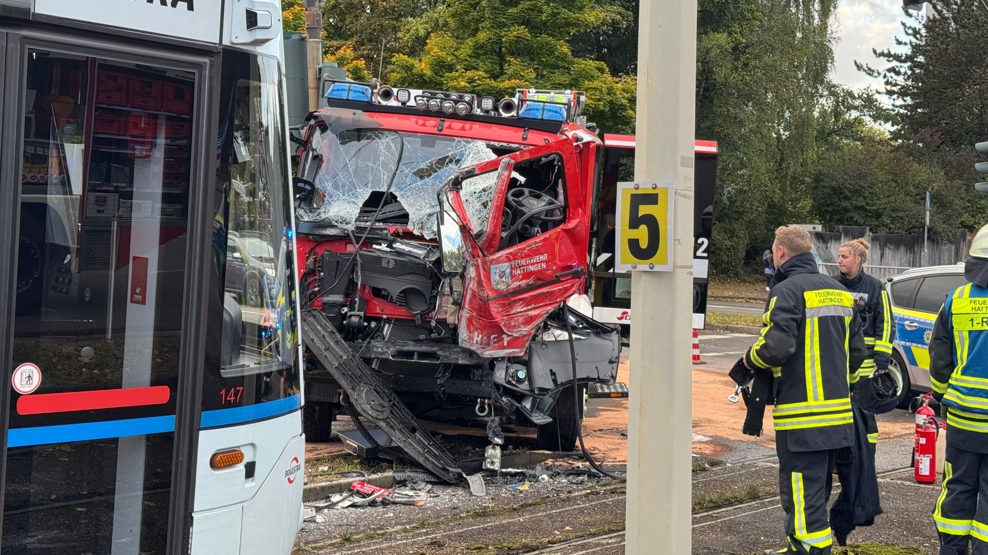 Feuerwehrwagen im Einsatz kollidiert mit Straßenbahn Feuerwehrwagen im Einsatz kollidiert mit Straßenbahn