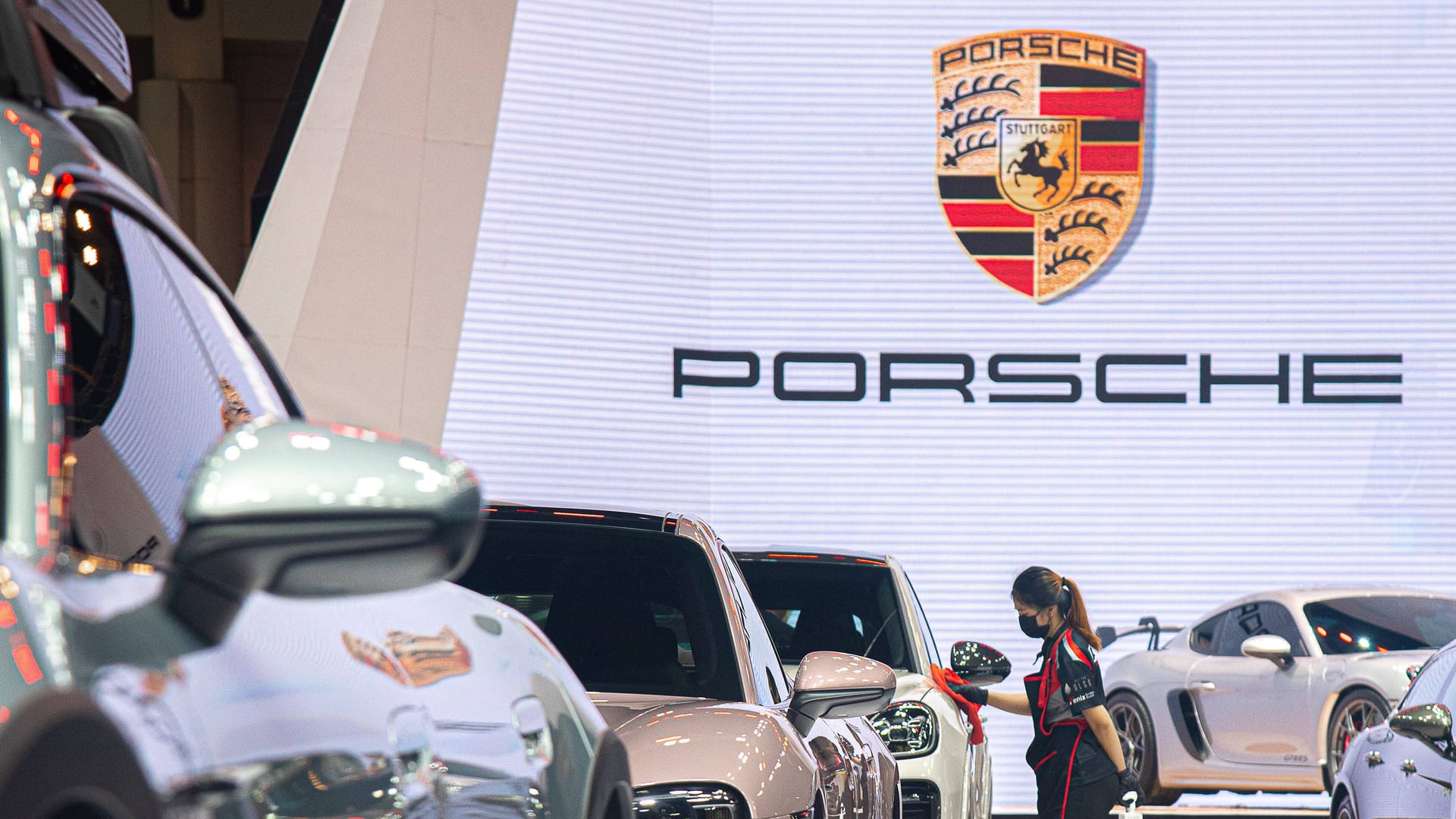 Porsche-Logo auf einer Messe (Symbolbild): Der bisherige Chef Oliver Blume gibt bis Ende des Jahres sein Amt auf.