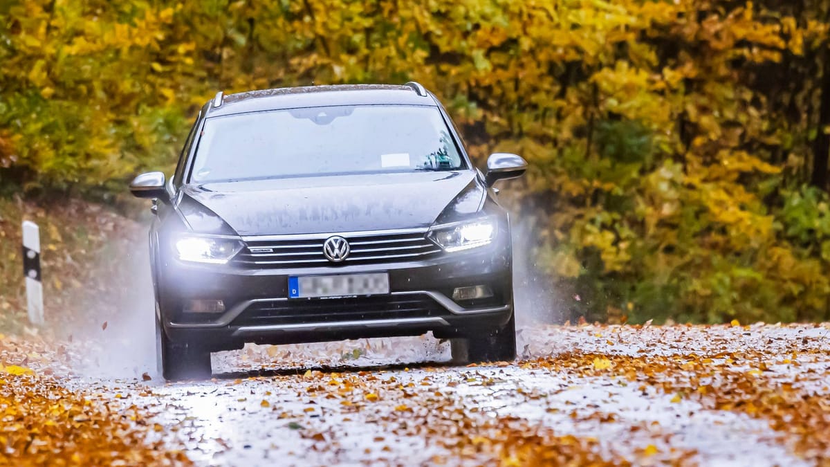 Im Herbst und Winter: Gute Tricks gegen beschlagene Autoscheiben
