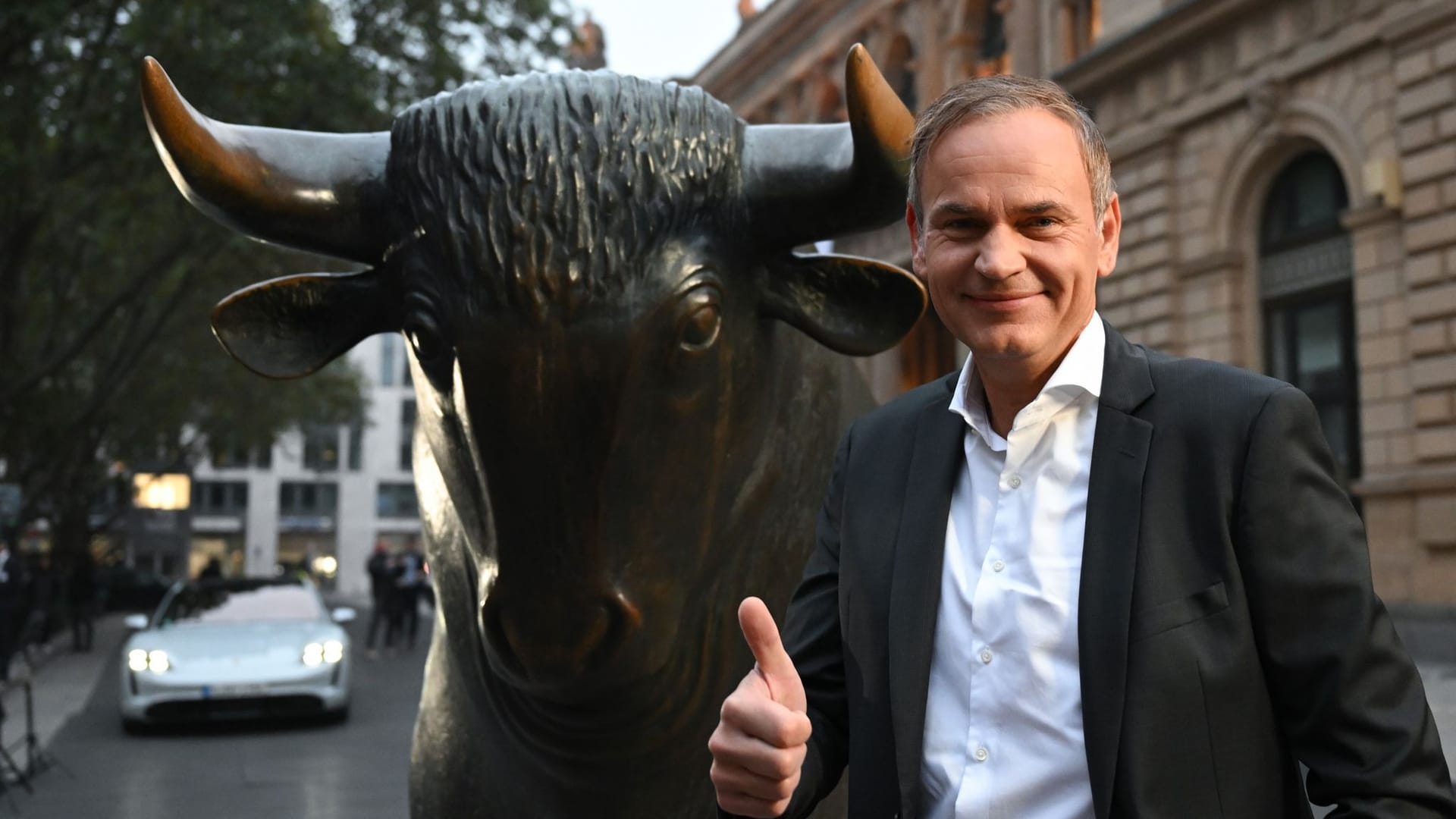 Oliver Blume steht beim Börsengang der Porsche AG im September 2022 an der Frankfurter Börse vor der Bronzeskulptur des Bullen (Archivbild).