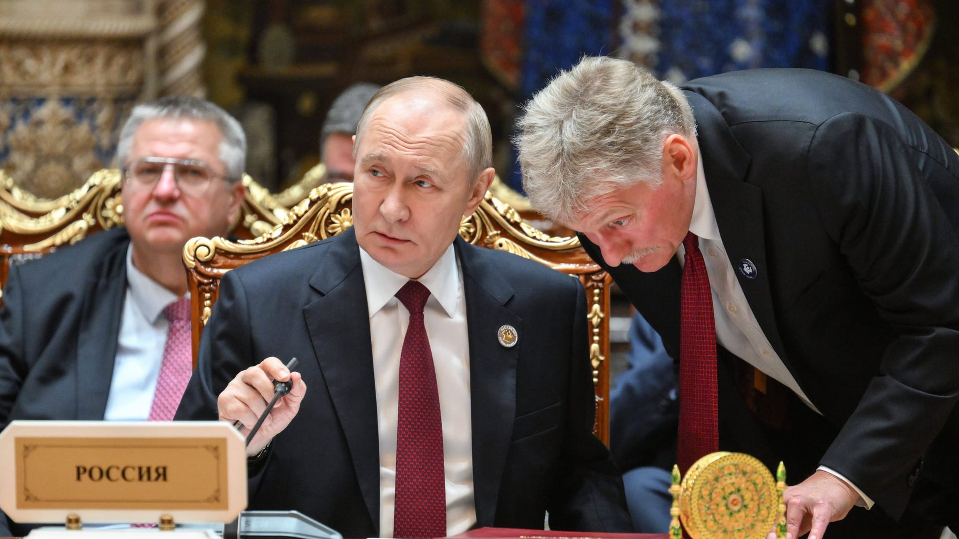 Putin (M.) mit seinem Sprecher Peskow (r.) jüngst in Tadschikistan. Putin (M.) mit seinem Sprecher Peskow (r.) jüngst in Tadschikistan.
