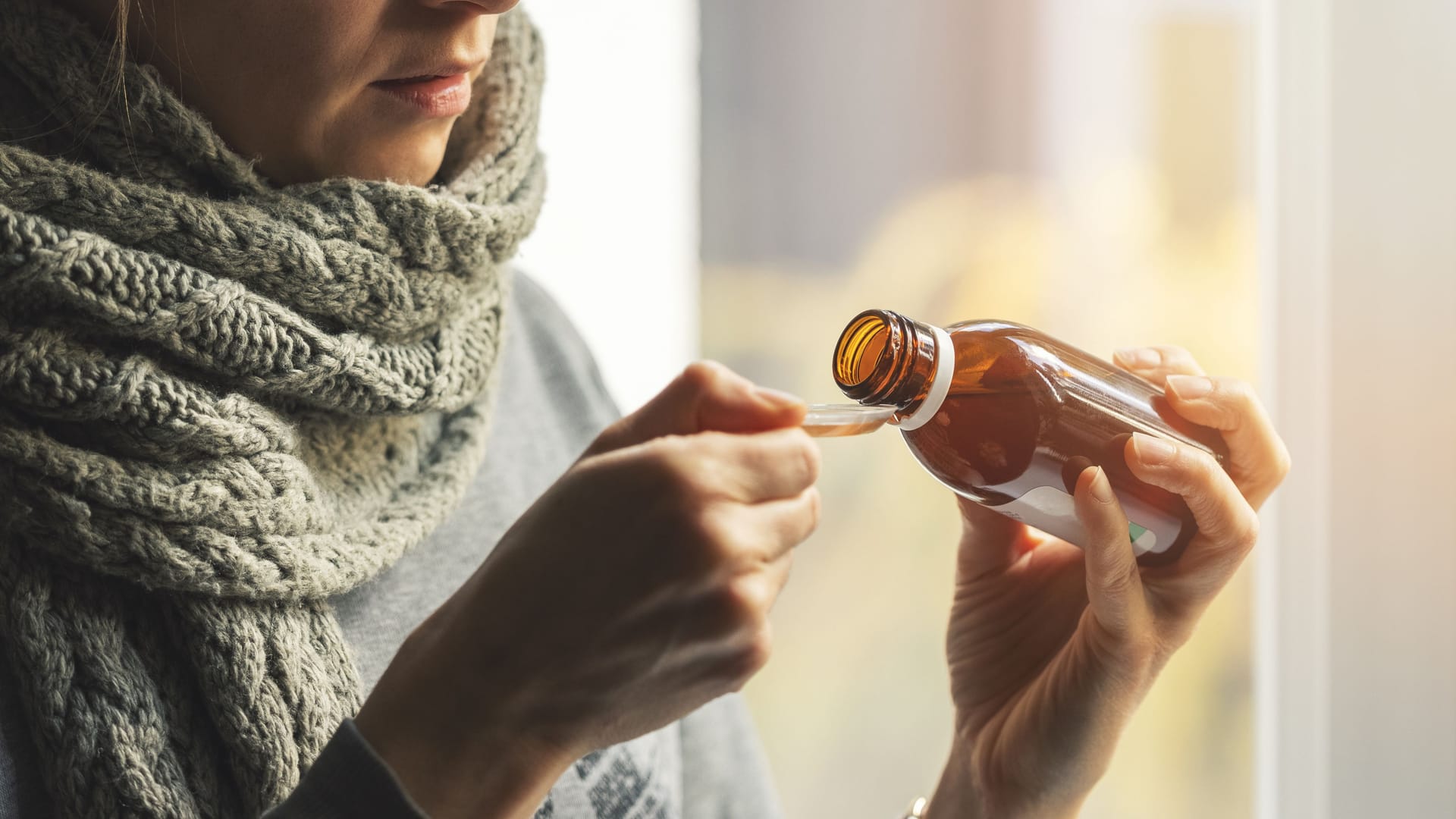 Hustensirup aus der Apotheke: Die Studienlage zur Wirksamkeit der Mittel ist dünn.