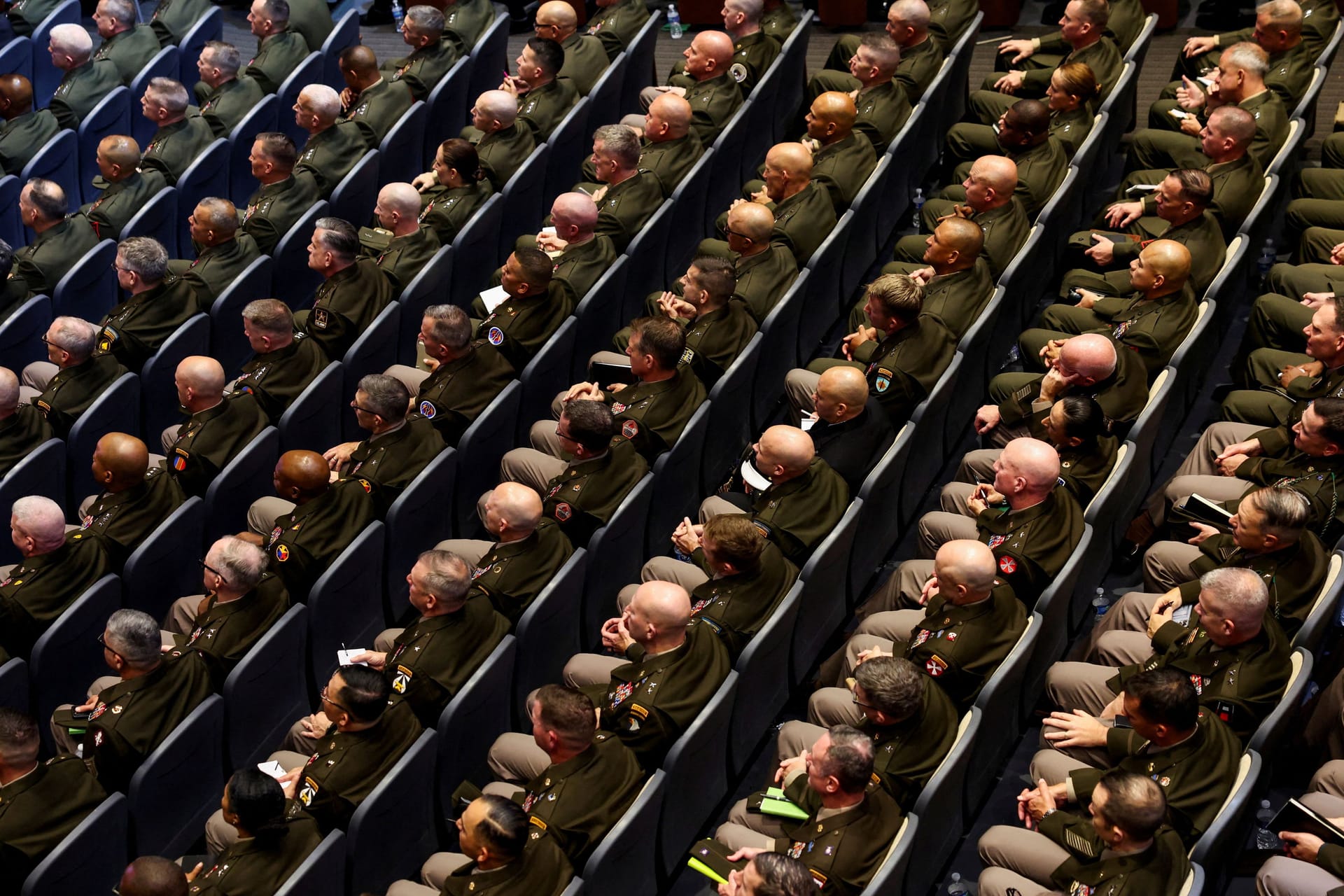 Hunderte US-Generale mussten im September den politischen Reden von Donald Trump und Pete Hegseth in Quantico, Virginia, lauschen: "Es ist ein Krieg von innen", sagte der US-Präsident. Hunderte US-Generale mussten im September den politischen Reden von Donald Trump und Pete Hegseth in Quantico, Virginia, lauschen: "Es ist ein Krieg von innen", sagte der US-Präsident.