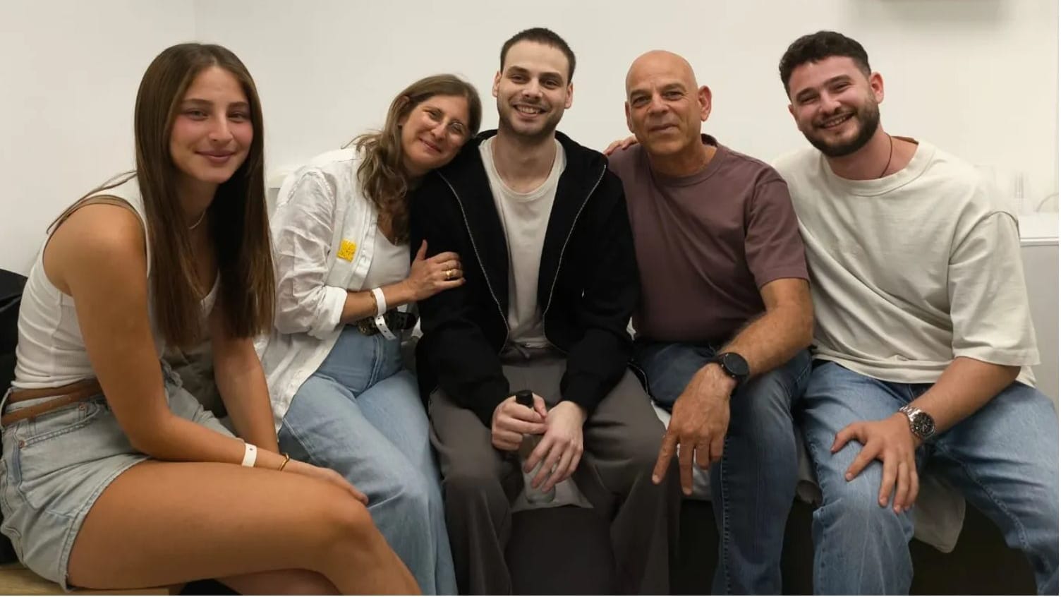 Alon Ohel, wieder vereint mit seiner Familie. Alon Ohel, wieder vereint mit seiner Familie.