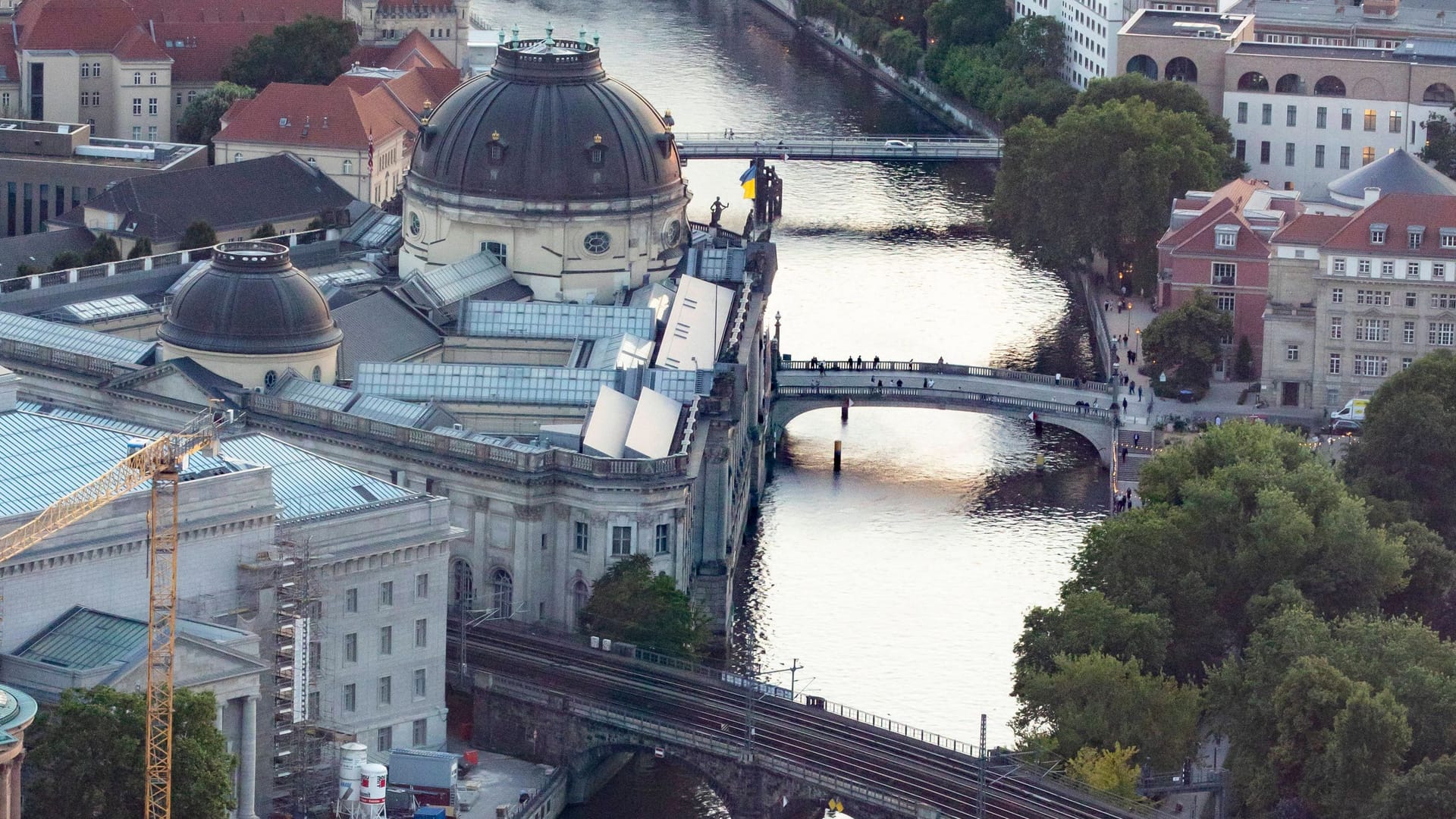 Aufnahme von oben vom Bode Museum und die Spree in Berlin am 15. Juni 2022. Aufnahme von oben vom Bode Museum und die Spree in Berlin am 15. Juni 2022.