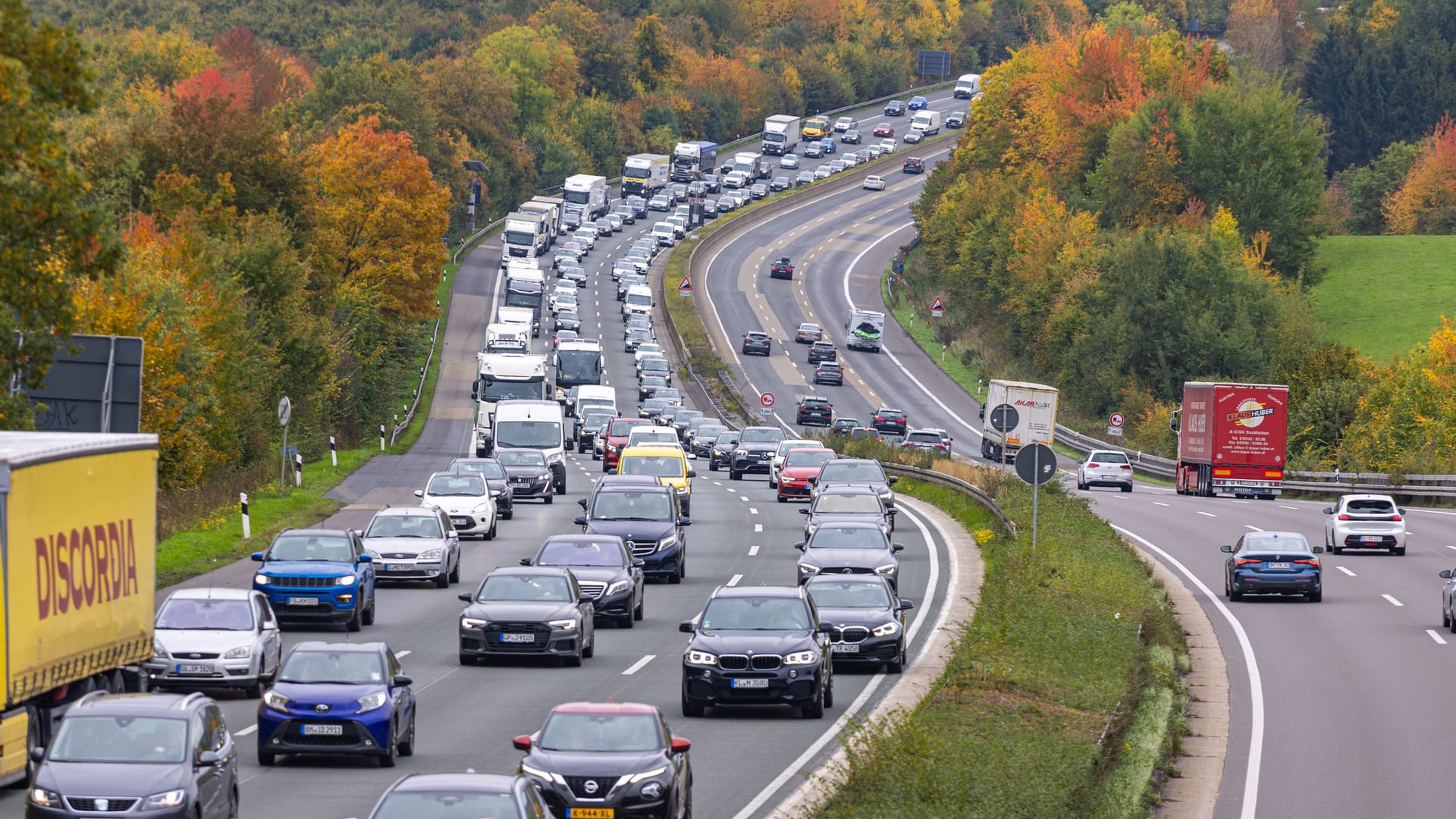 Das kommende Wochenende birgt auf deutschen Autobahnen erhöhtes Staupotential: Ferienbeginn in Bayern und Ferienende in mehreren anderen Bundesländern sorgen für lebhaften Reiseverkehr. Das kommende Wochenende birgt auf deutschen Autobahnen erhöhtes Staupotential: Ferienbeginn in Bayern und Ferienende in mehreren anderen Bundesländern sorgen für lebhaften Reiseverkehr.