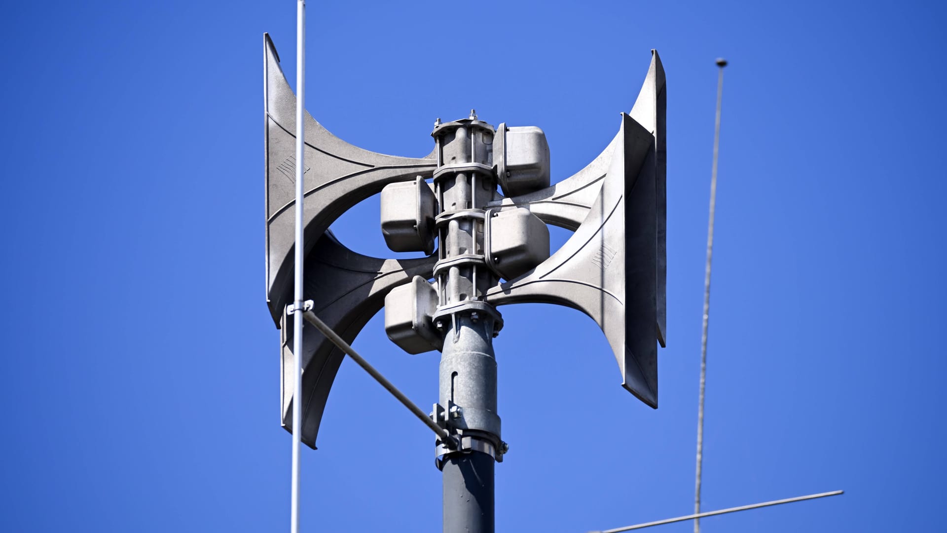 Warnsirene auf einem Dach: Über Anlagen wie diese wird in Hamburg im Katastrophenfall Alarm ausgelöst. Warnsirene auf einem Dach: Über Anlagen wie diese wird in Hamburg im Katastrophenfall Alarm ausgelöst.