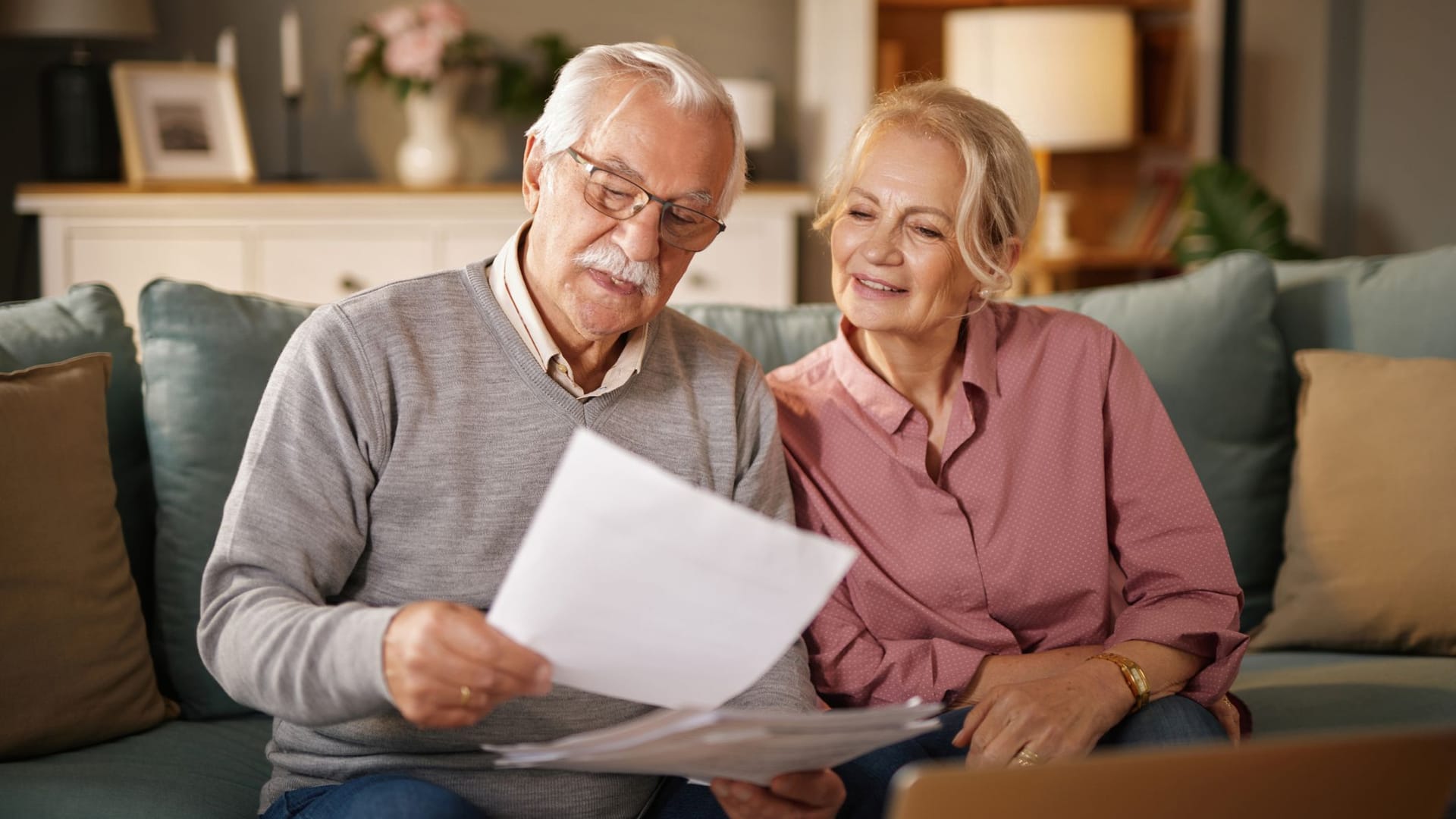 Rentnerehepaar blickt auf Dokument: 2026 wird es wieder eine Rentenerhöhung geben. Rentnerehepaar blickt auf Dokument: 2026 wird es wieder eine Rentenerhöhung geben.