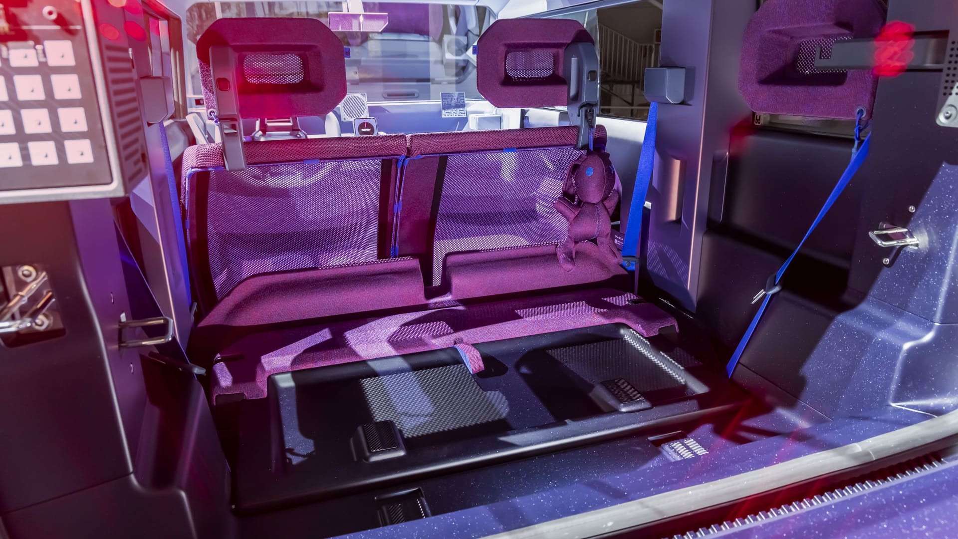 Minimalistisch: Statt auf dicken Polstern sitzt man auf einem dünnen Netzgewebe. Minimalistisch: Statt auf dicken Polstern sitzt man auf einem dünnen Netzgewebe.