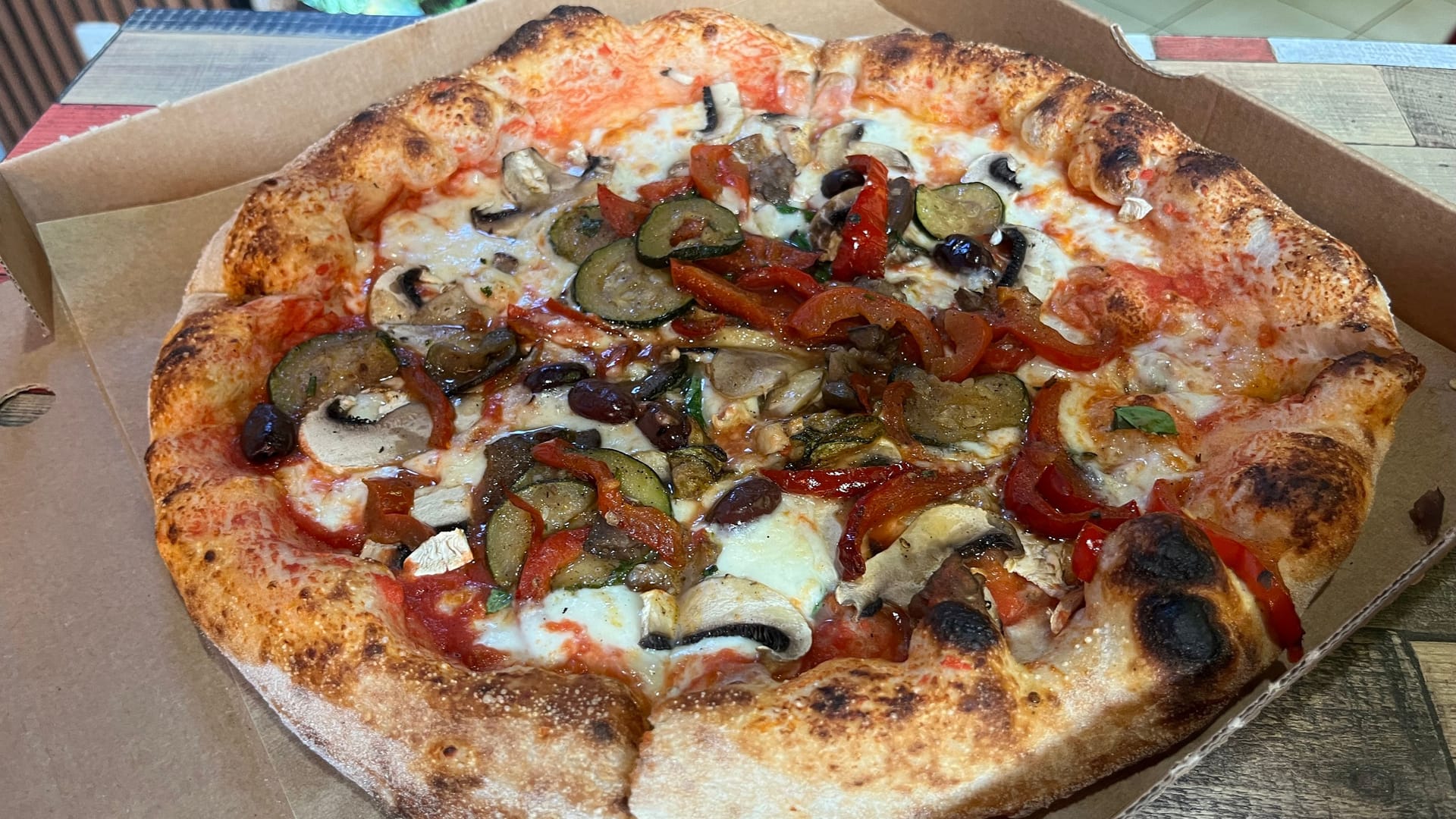 Die Pizza "Giardino": Sie ist mit gegrilltem Gemüse belegt – serviert wird sie wie alle anderen Varianten im Karton.