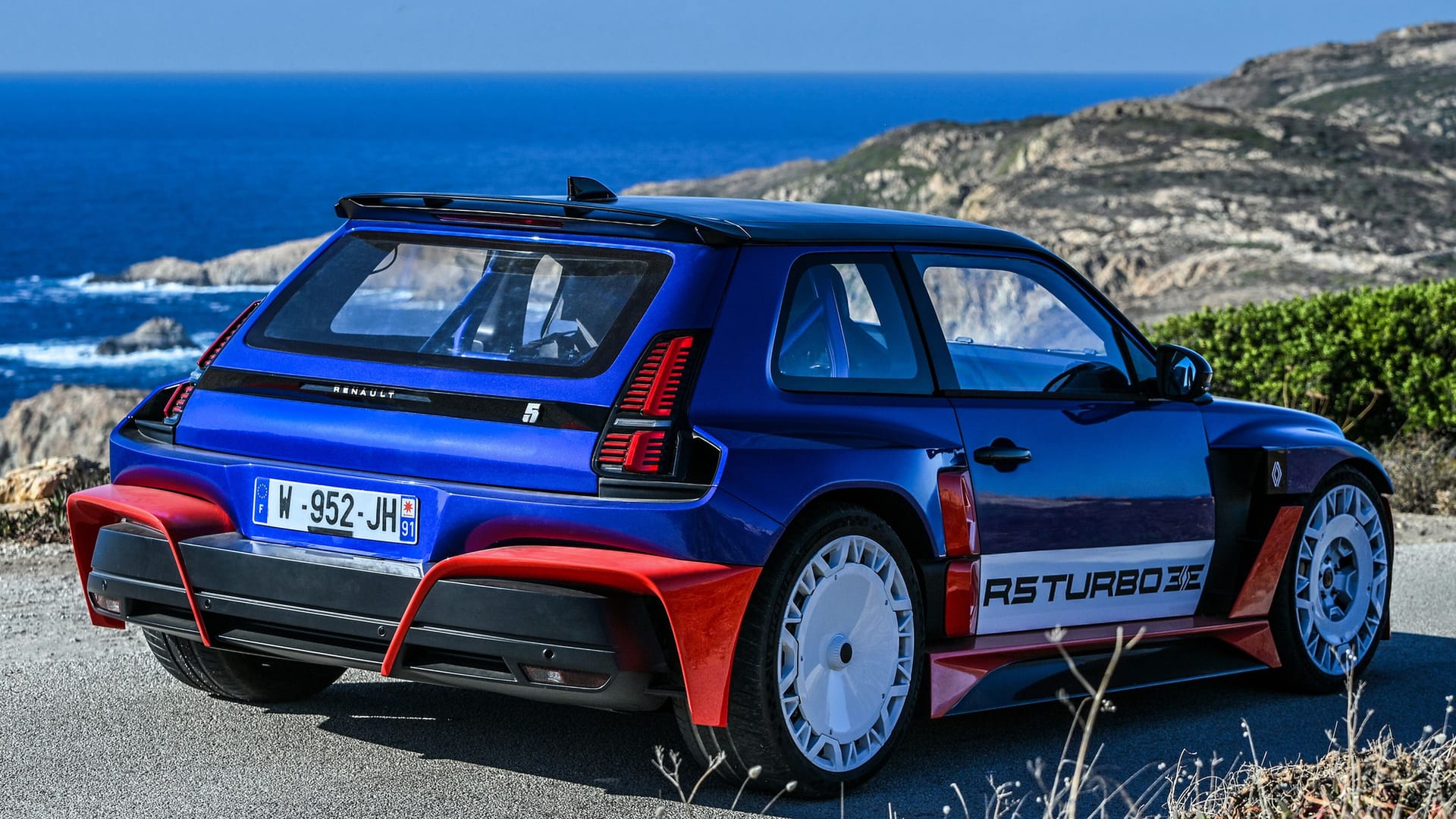 Nur echt mit Heckantrieb: Genau wie das Original, gibt auch der neue R5 Turbo seine Kraft ausschließlich an die Hinterräder ab. Nur echt mit Heckantrieb: Genau wie das Original, gibt auch der neue R5 Turbo seine Kraft ausschließlich an die Hinterräder ab.