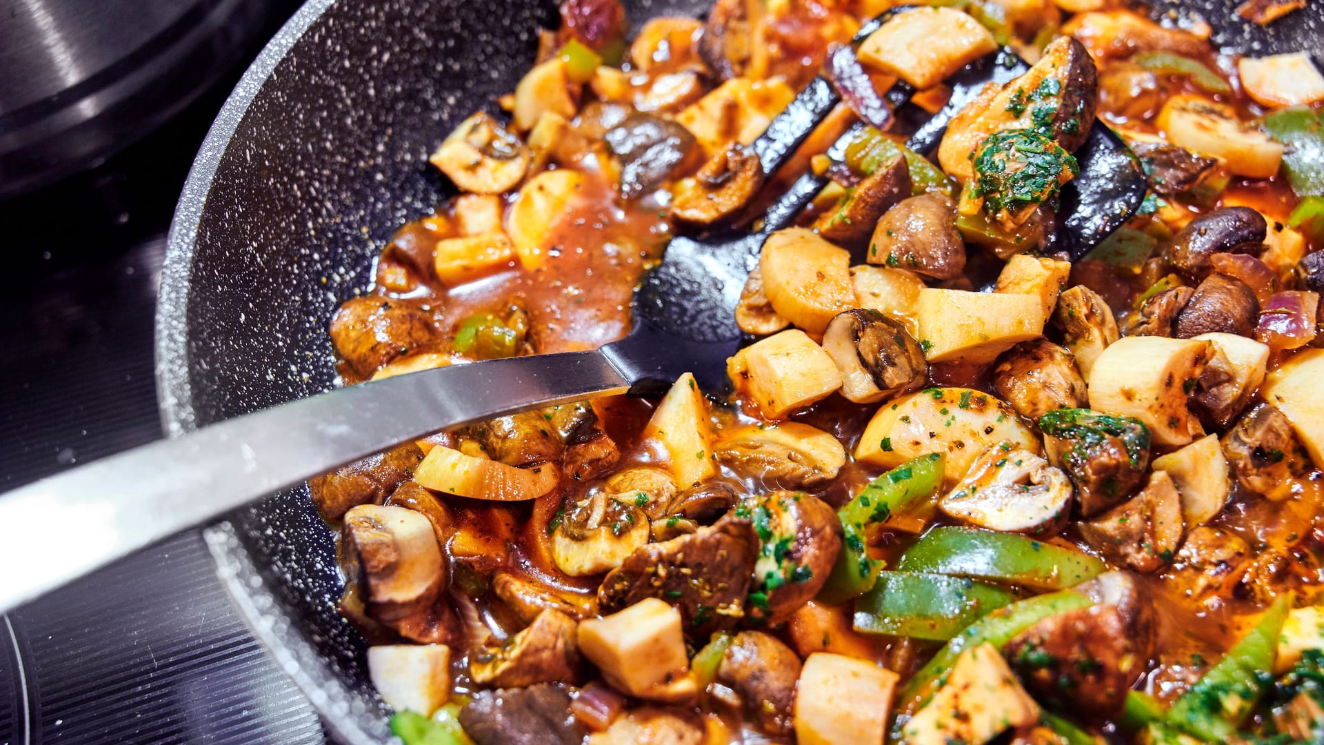 Goldbraun sollen sie sein: Verwenden Sie zum Braten von Pilzen eine große und heiße Pfanne. Goldbraun sollen sie sein: Verwenden Sie zum Braten von Pilzen eine große und heiße Pfanne.