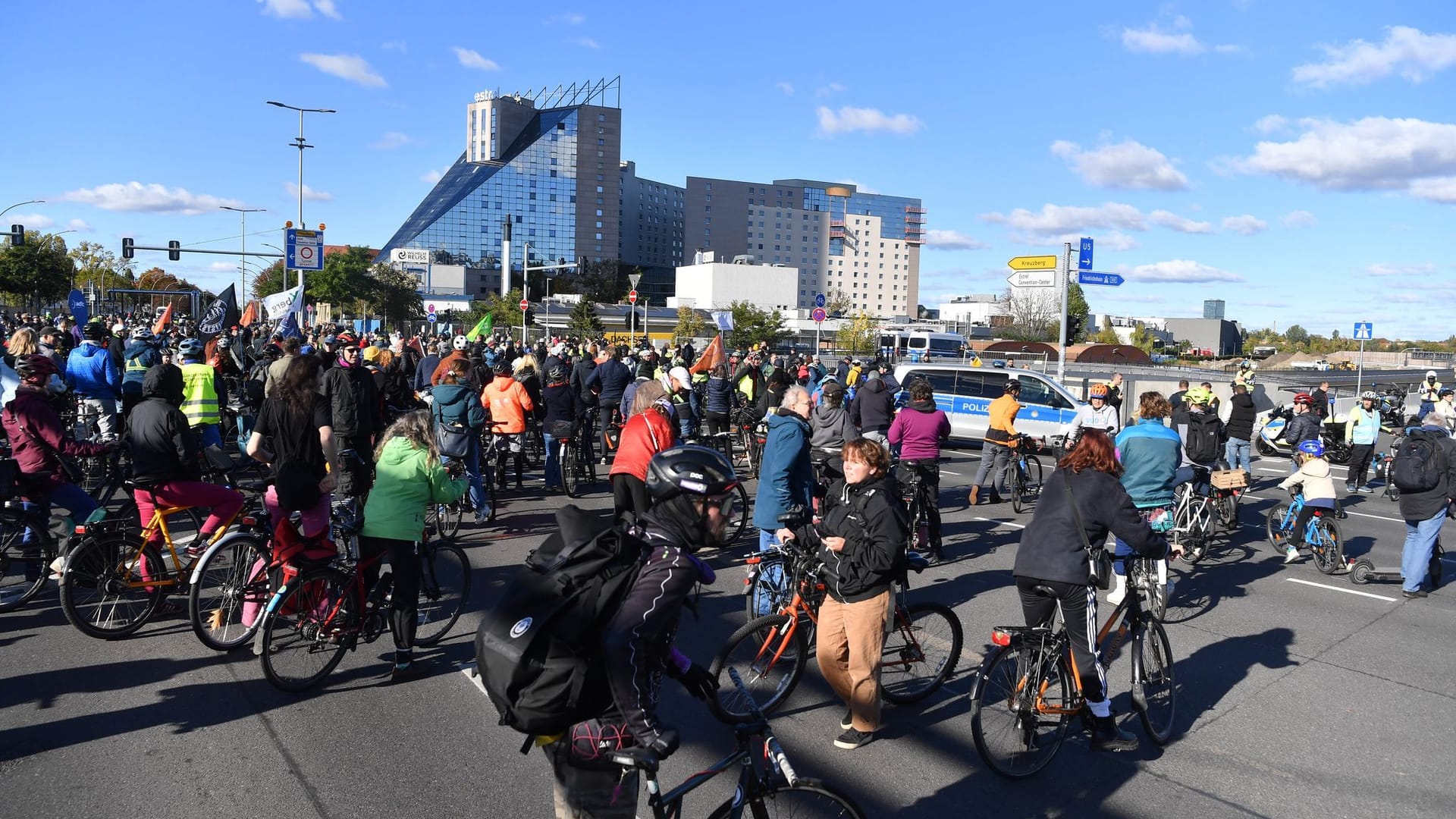 Rad- und Fußdemonstration «A100 wegbassen» Rad- und Fußdemonstration «A100 wegbassen»