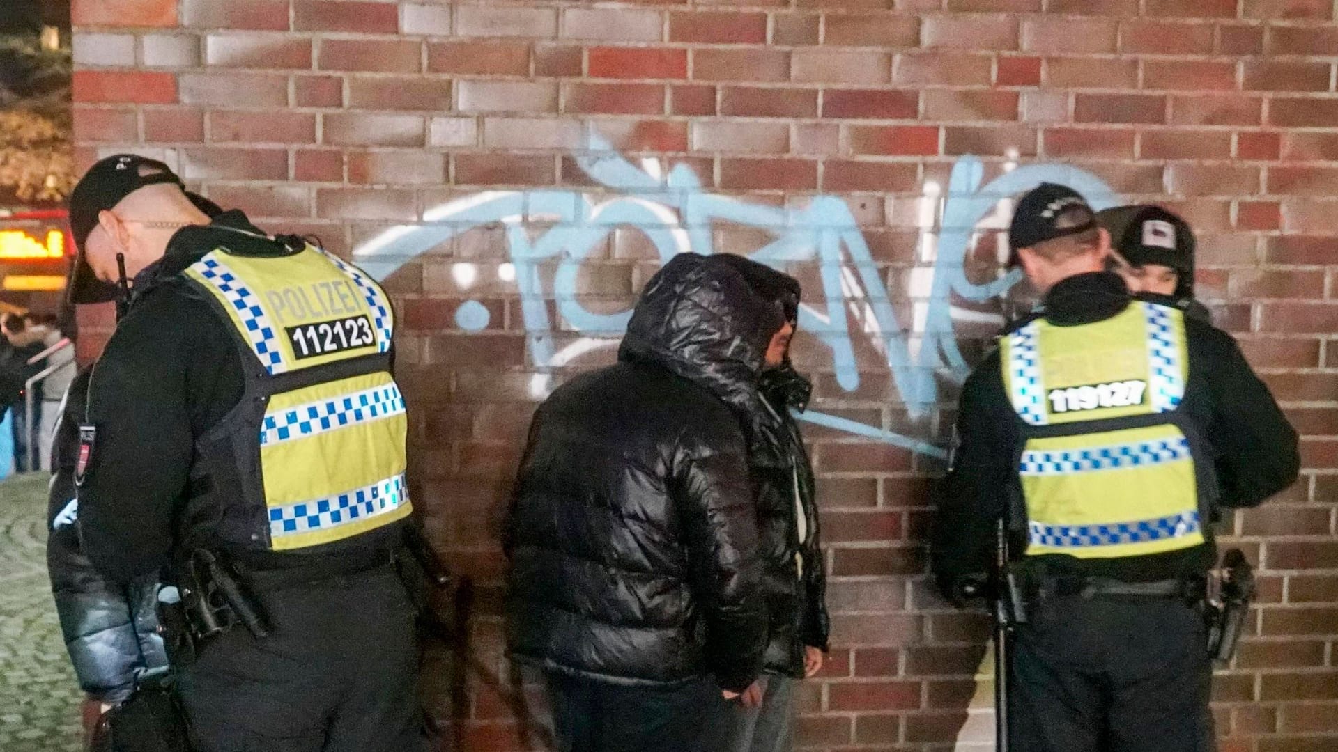 Polizeikontrolle in der Halloween-Nacht in Hamburg-Harburg: Auch in diesem Jahr wird die Polizei mit verstärkten Kräften im Einsatz sein.
