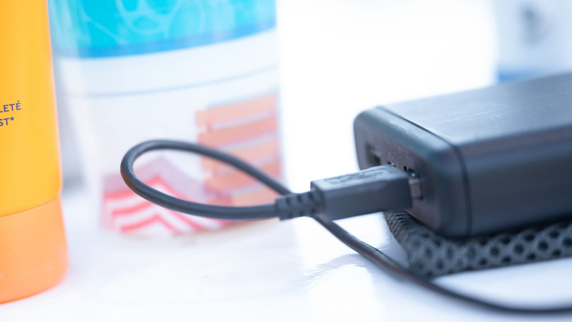 Powerbank und Sonnenmilch