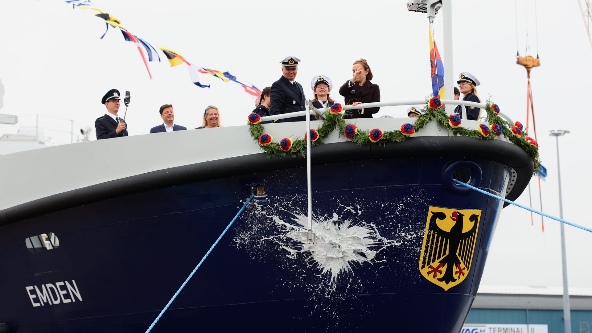 Die Taufe übernahm Nancy Böhning, Staatsrätin als Bevollmächtigte der Freien Hansestadt Bremen beim Bund. Die Taufe übernahm Nancy Böhning, Staatsrätin als Bevollmächtigte der Freien Hansestadt Bremen beim Bund.