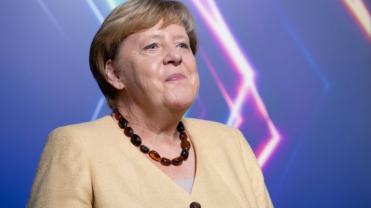 Angela Merkel: Ex-Kanzlerin wird in Bonn mit stehenden Ovationen gefeiert