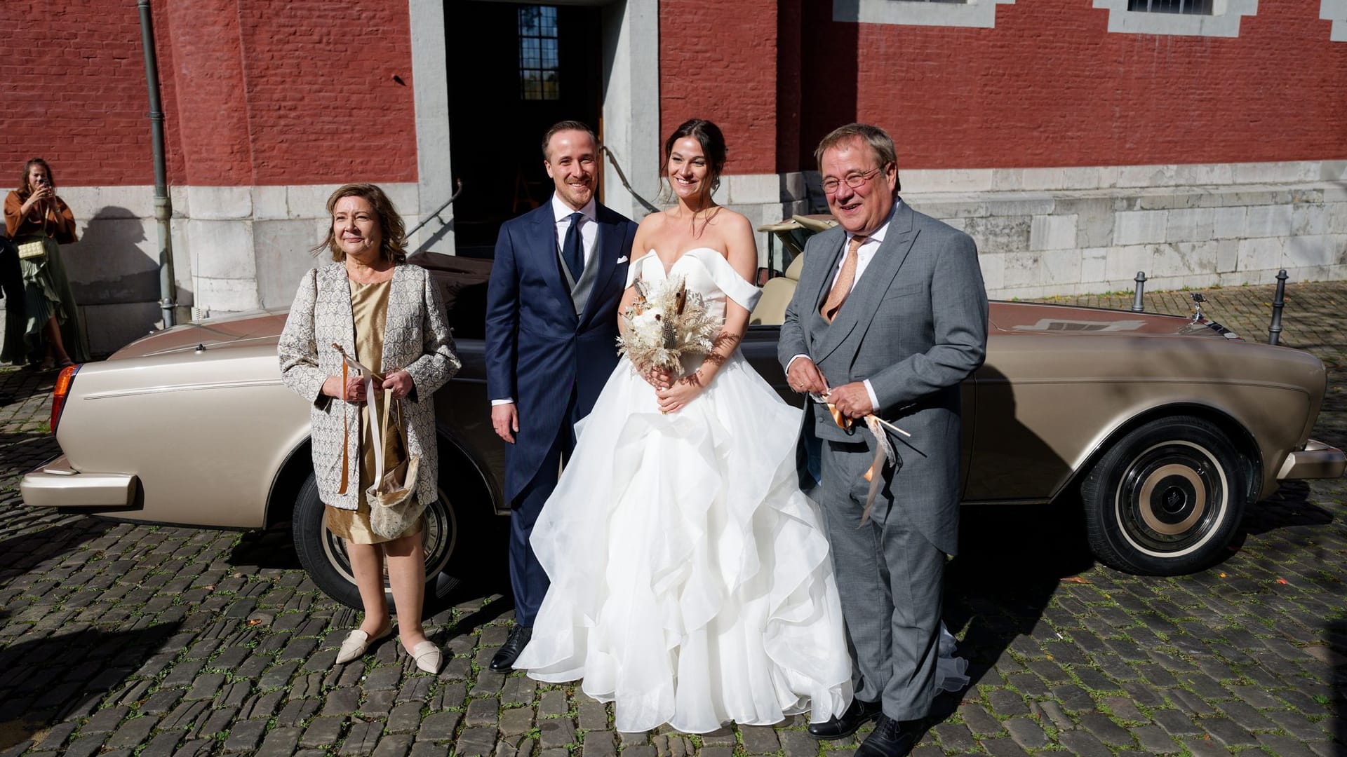 Das Brautpaar mit den Eltern von Joe Laschet, Armin und Susanne, in Aachen-Burscheid am Samstag: Für den Abend ist "Strictly Black Tie" angesagt.