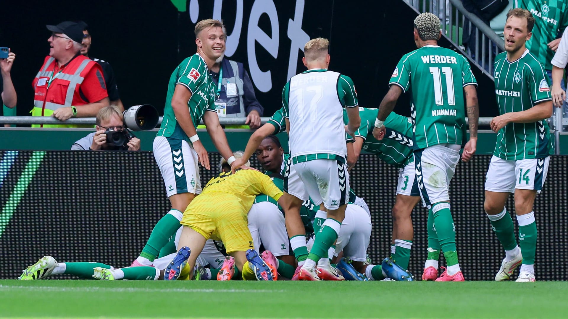 Großer Jubel bei Werder (Archivbild): Nach dem Tor zum 3:3 gegen Leverkusen stürzte sich die Mannschaft auf Karim Coulibaly.