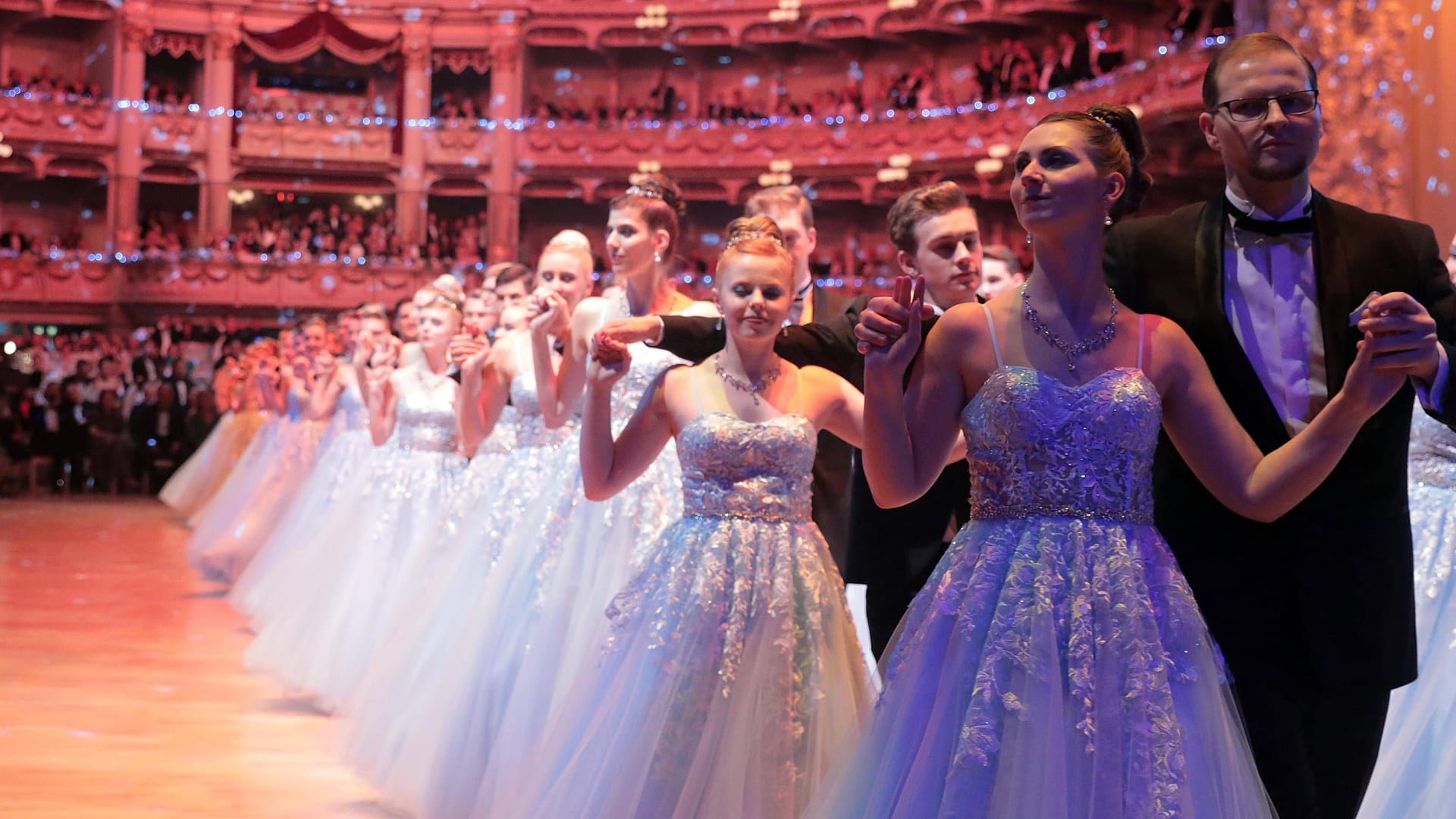 Debütanten beim Semperopernball (Archivbild). Debütanten beim Semperopernball (Archivbild).
