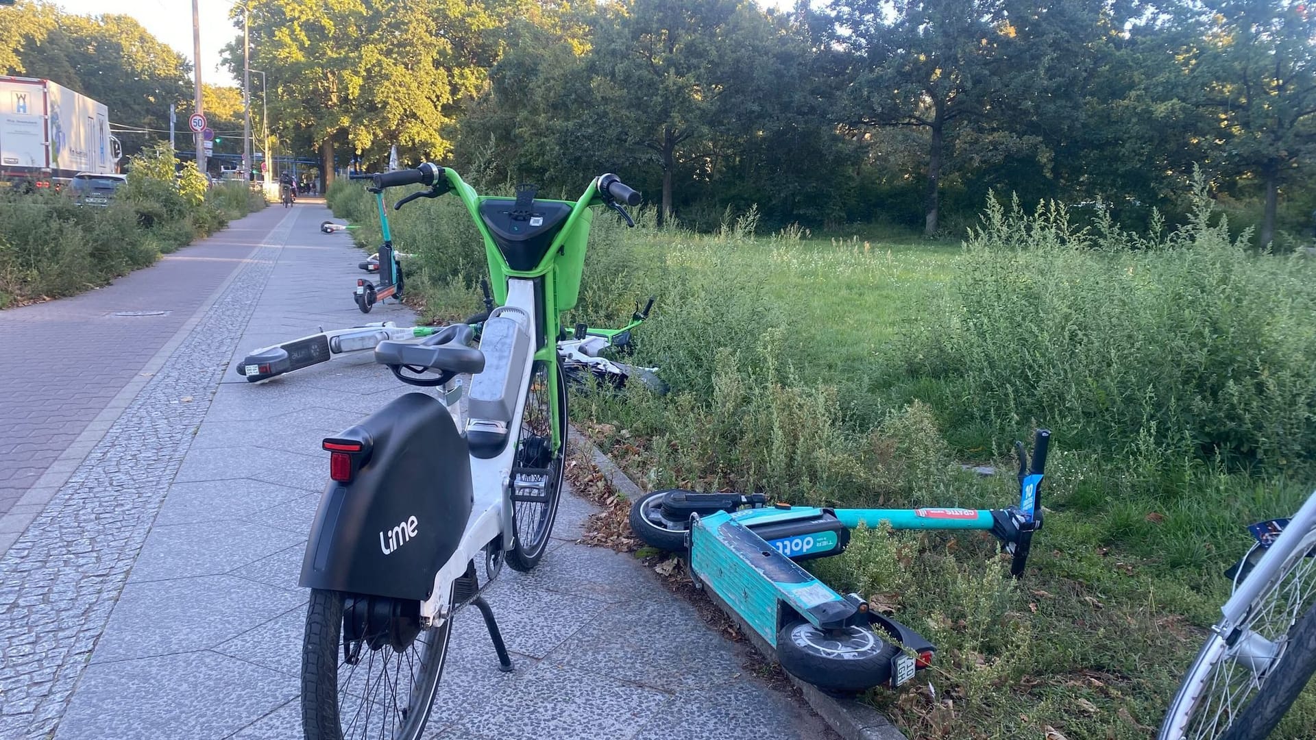 E-Roller und Leihräder auf dem Gehweg