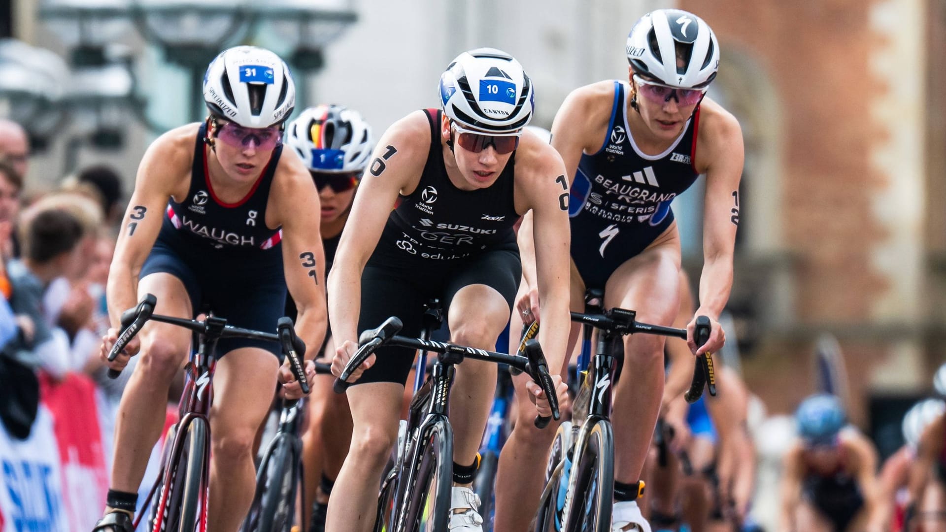 Teilnehmerinnen des Hamburg-Triathlons 2025: In zwei Jahren werden bei dem Event sogar die Weltmeistertitel vergeben. Teilnehmerinnen des Hamburg-Triathlons 2025: In zwei Jahren werden bei dem Event sogar die Weltmeistertitel vergeben.